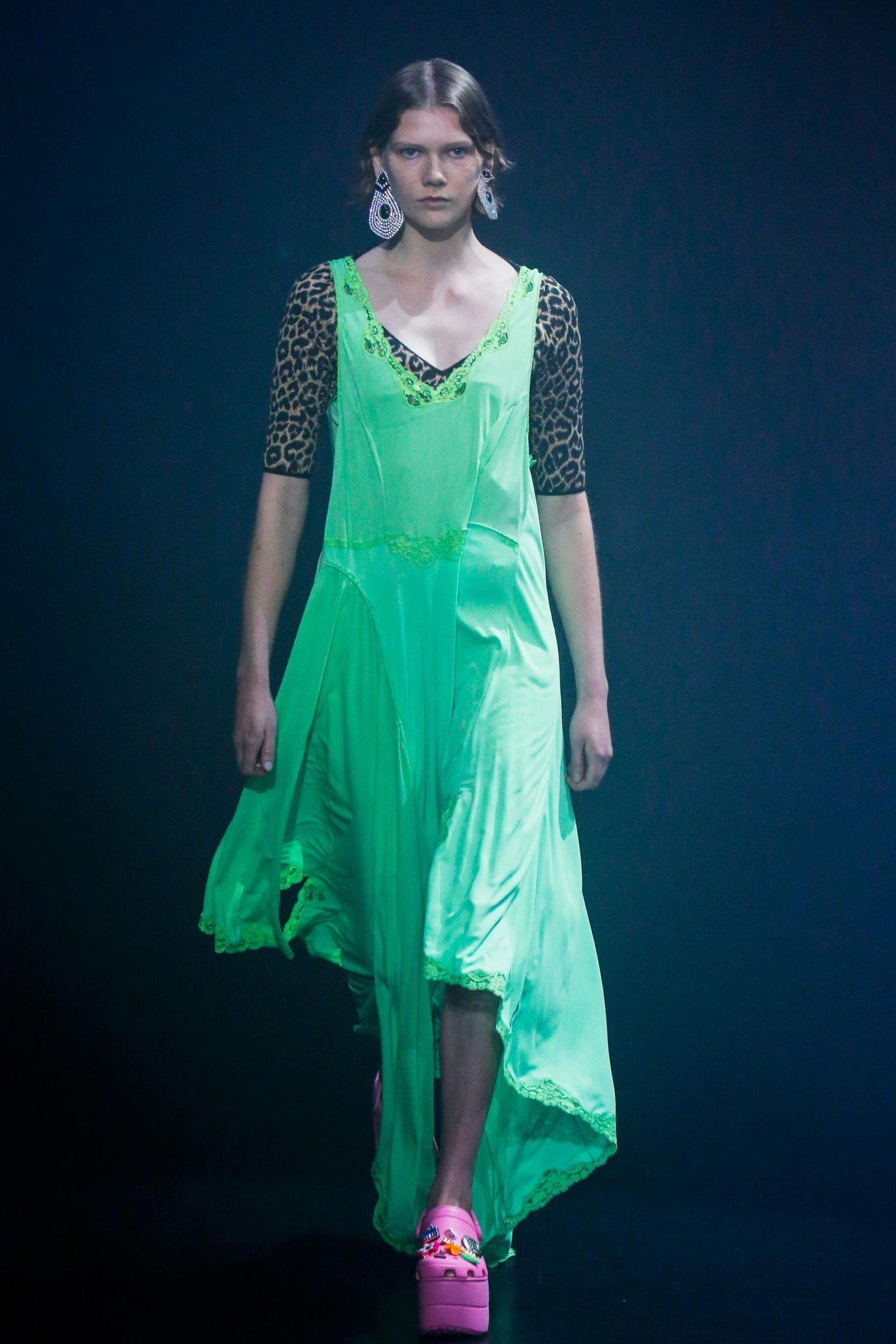 khoanh khac gay soc cua thoi trang anh 16