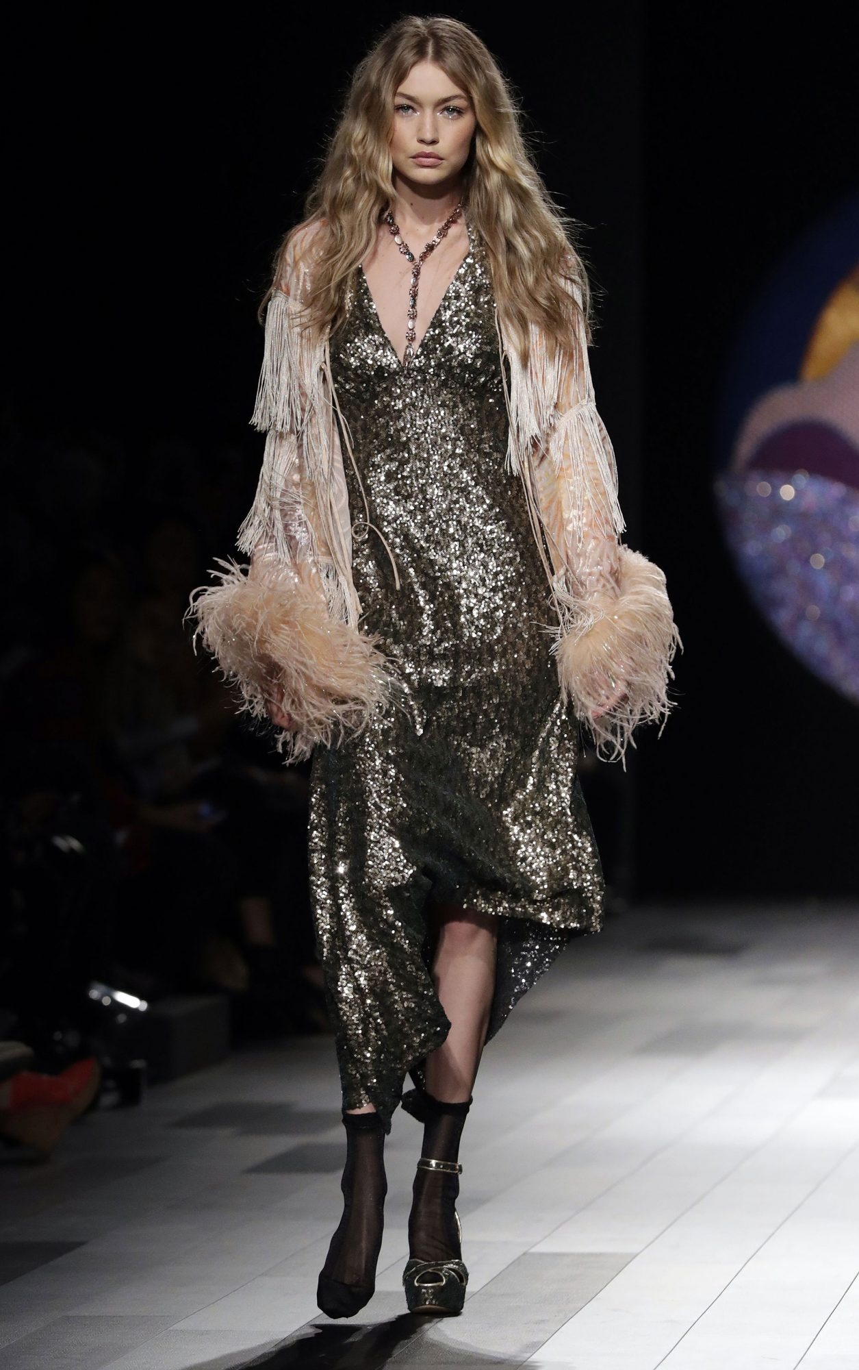 khoanh khac gay soc cua thoi trang anh 2