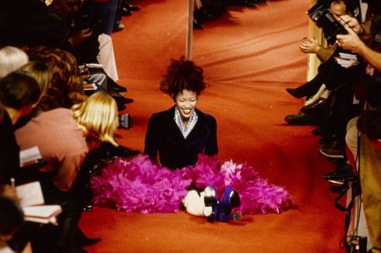 khoanh khac gay soc cua thoi trang anh 6