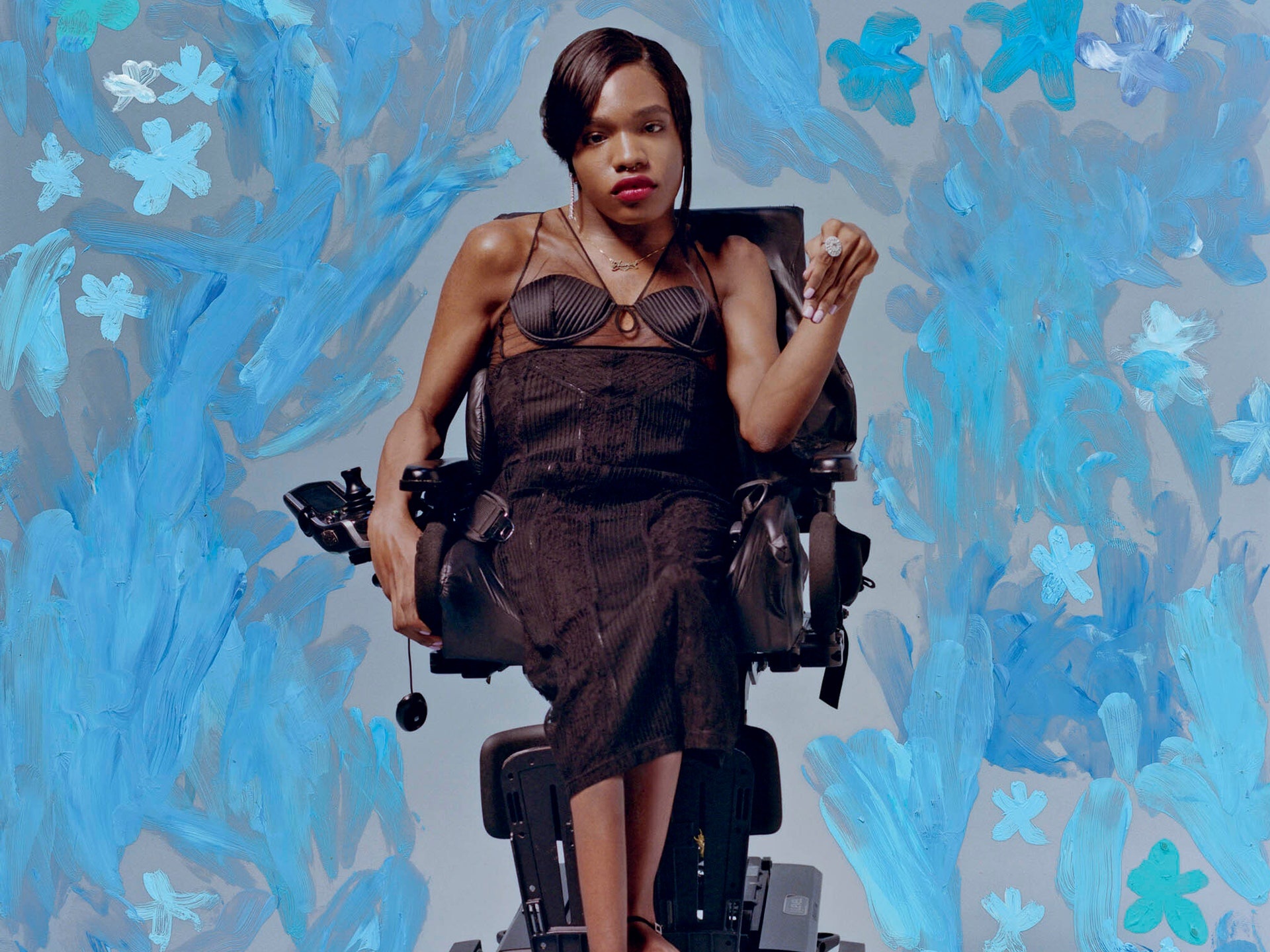 nguoi mau ngoi xe lan o thoi trang cao cap anh 1