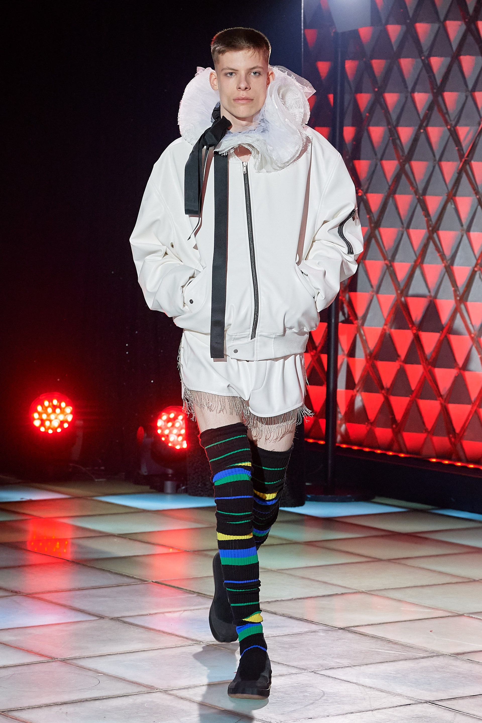 chi em hadid cung trinh dien thoi trang anh 11