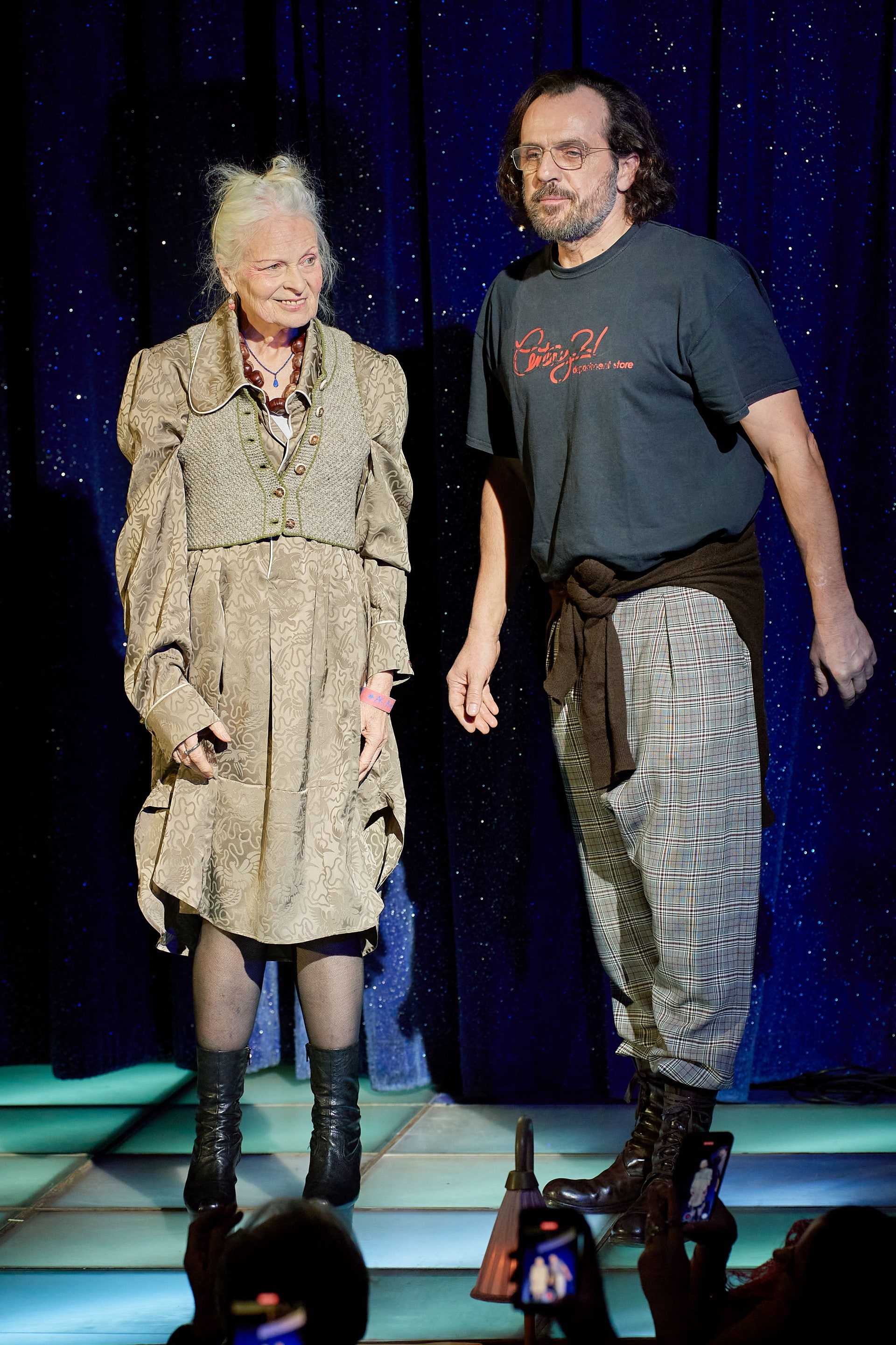 chi em hadid cung trinh dien thoi trang anh 12