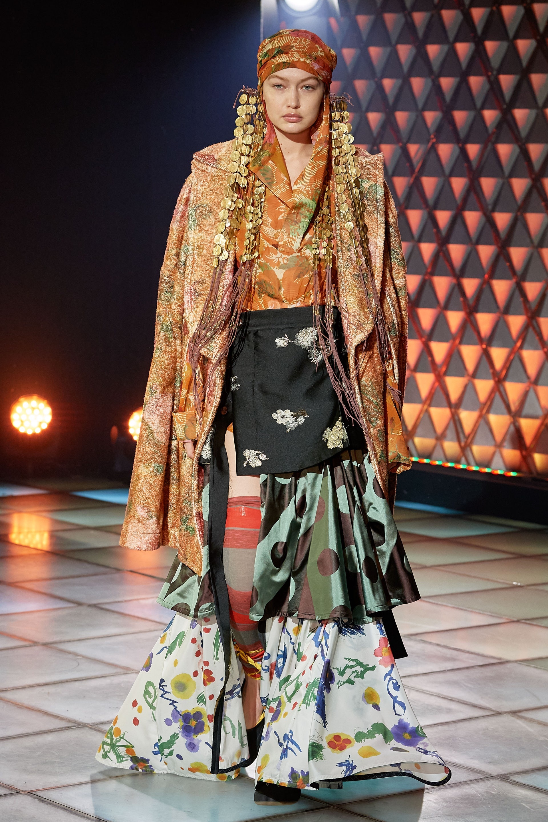 chi em hadid cung trinh dien thoi trang anh 1