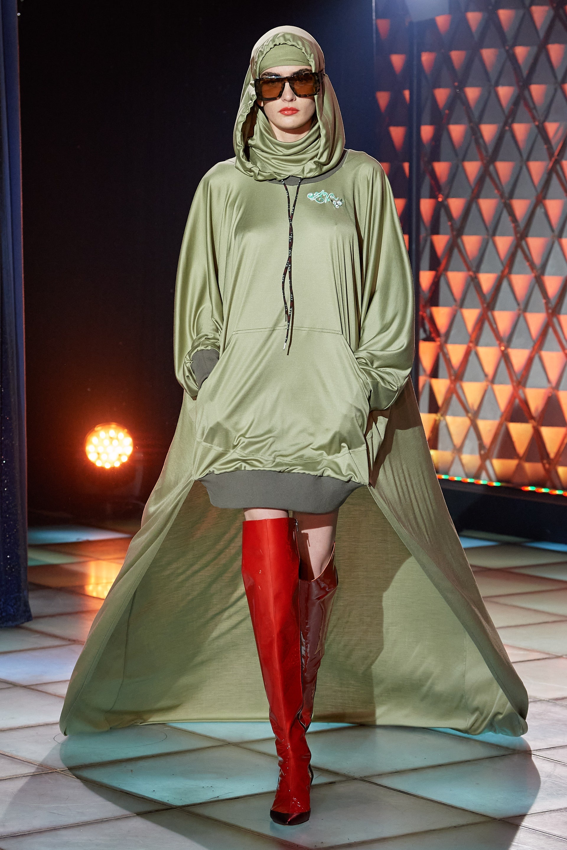 chi em hadid cung trinh dien thoi trang anh 6