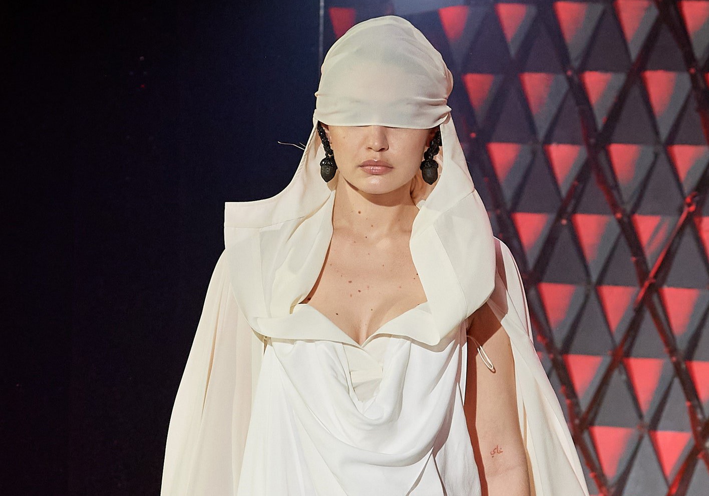 Moi anh nhin do ve phia Gigi va Bella Hadid tren duong bang hinh anh