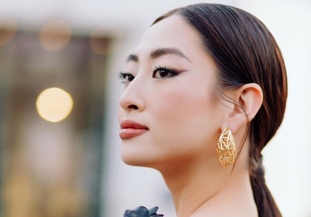 Luong Thuy Linh ngoi ghe dau show dien o Tuan le thoi trang Paris hinh anh