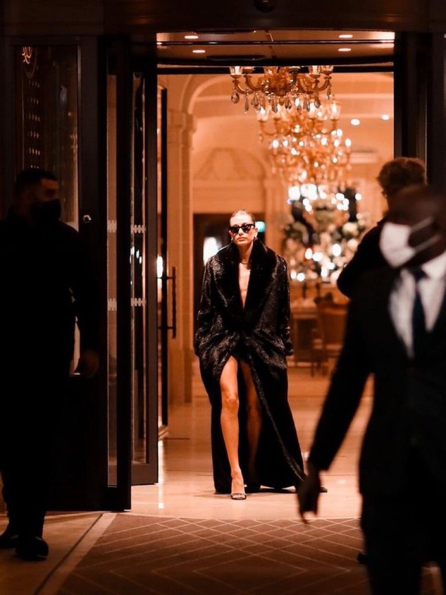 hailey bieber tại tuần lễ thời trang ảnh 8 hailey bieber tai tuan le thoi trang anh 8
