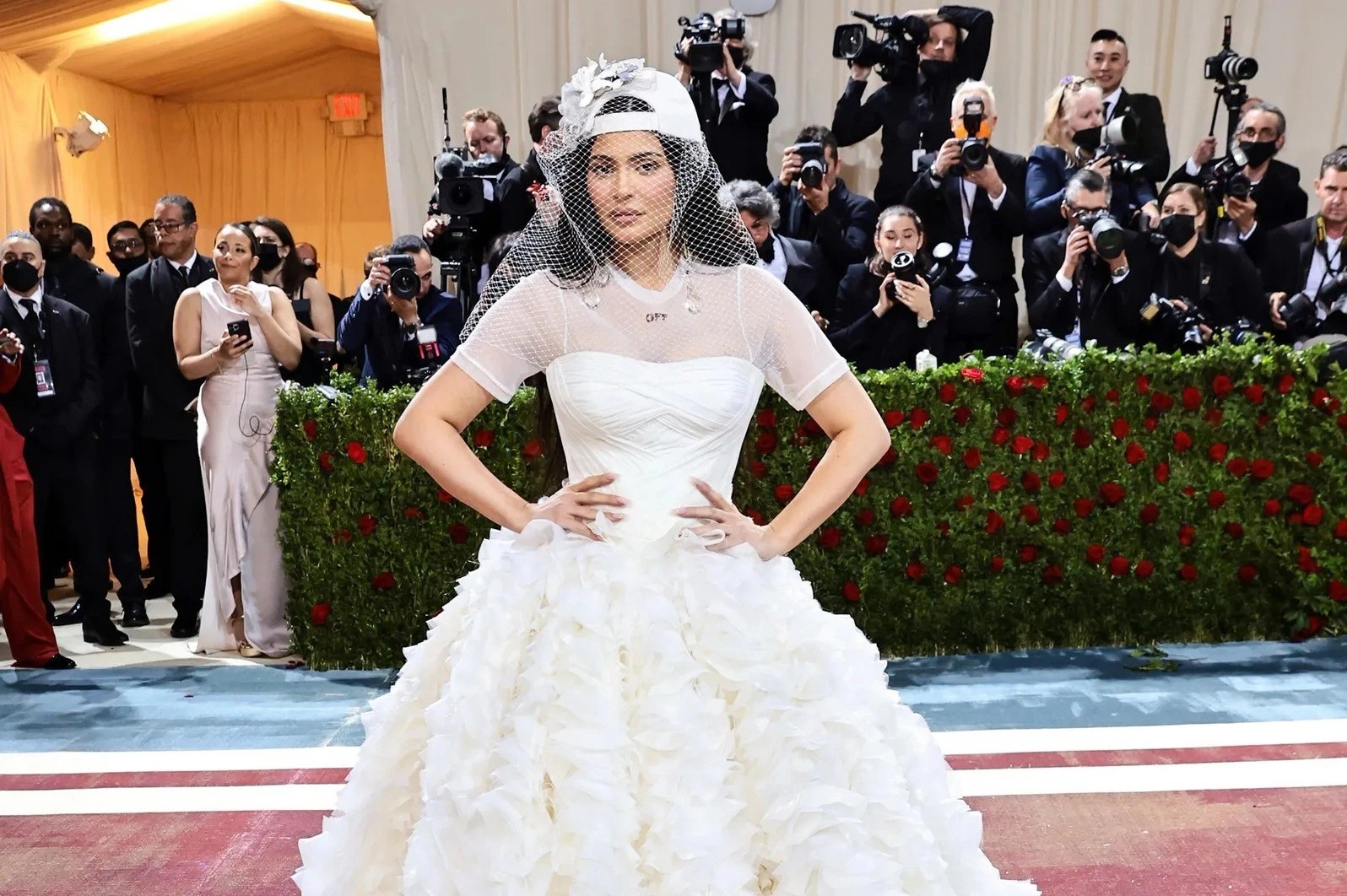 Ly do Kylie Jenner mac vay cuoi o Met Gala hinh anh