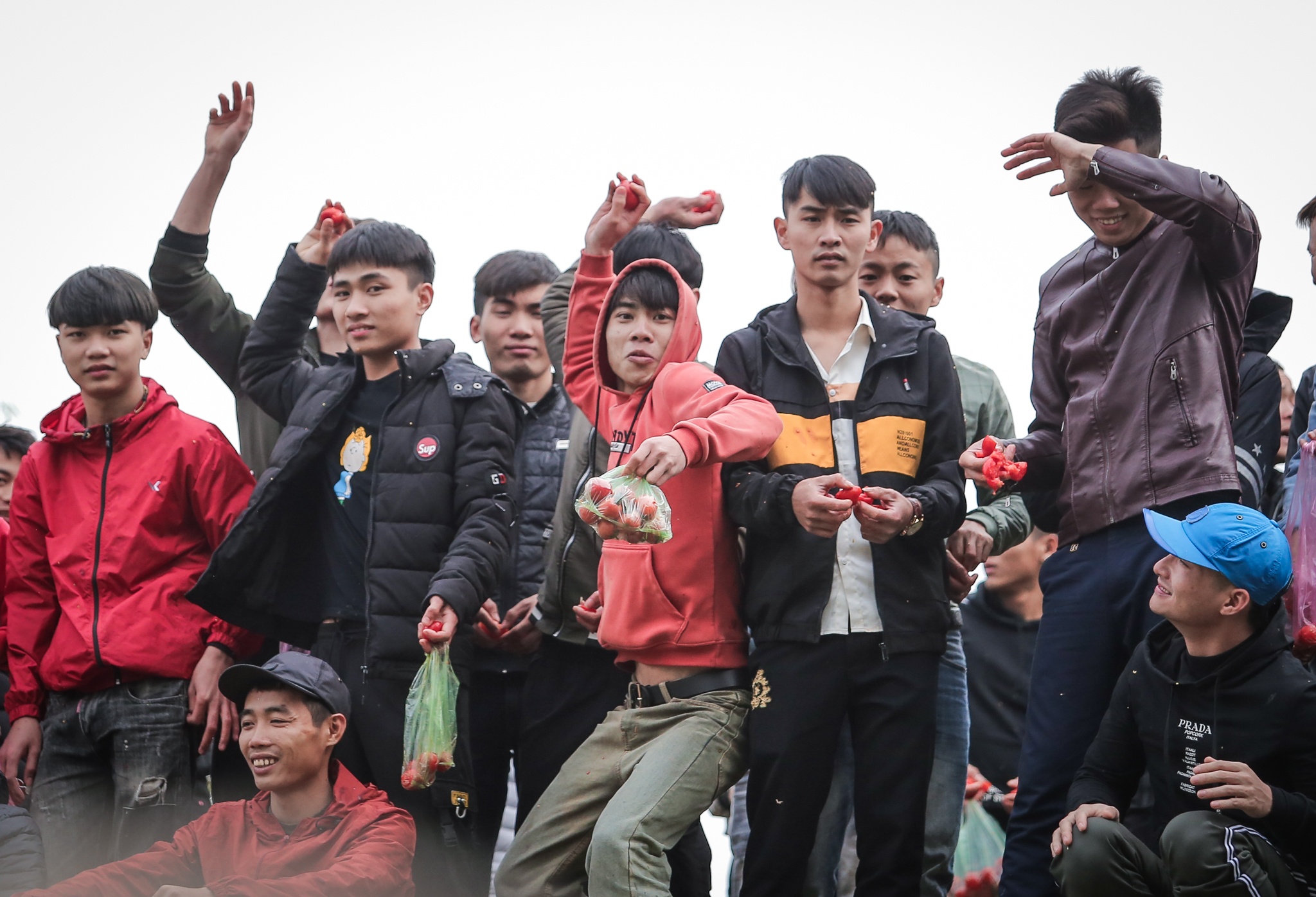 nem ca chua cau may anh 10