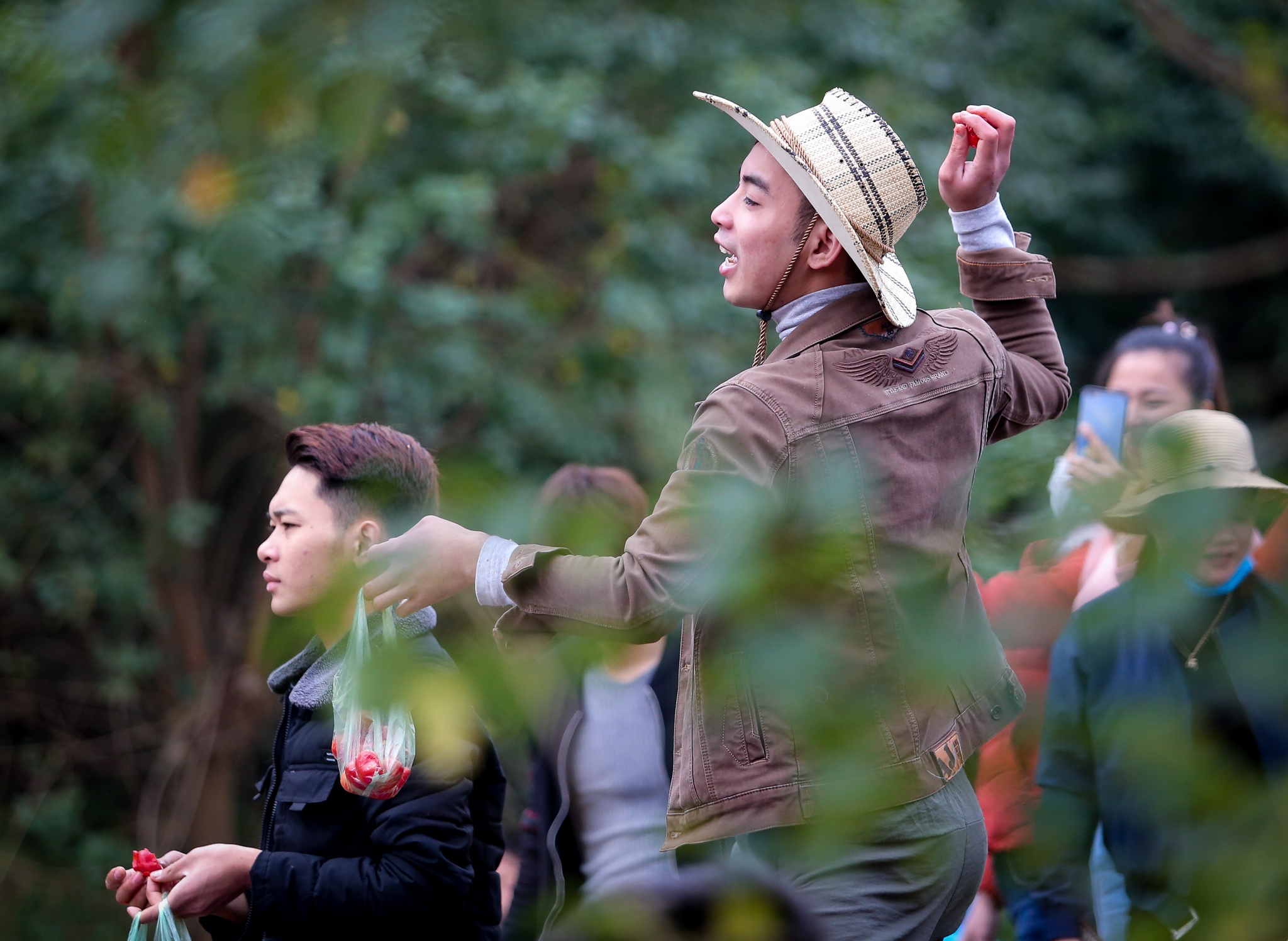 nem ca chua cau may anh 4