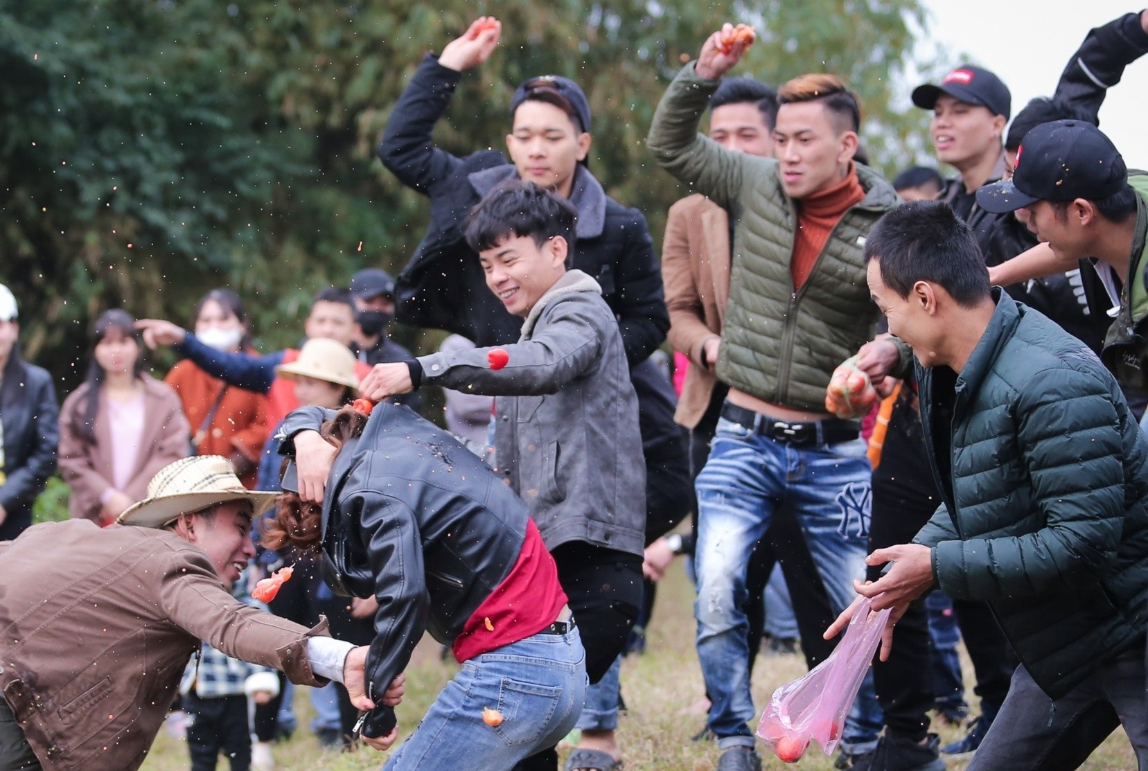 Gai lang bi nem ca chua vao mat de cau may hinh anh