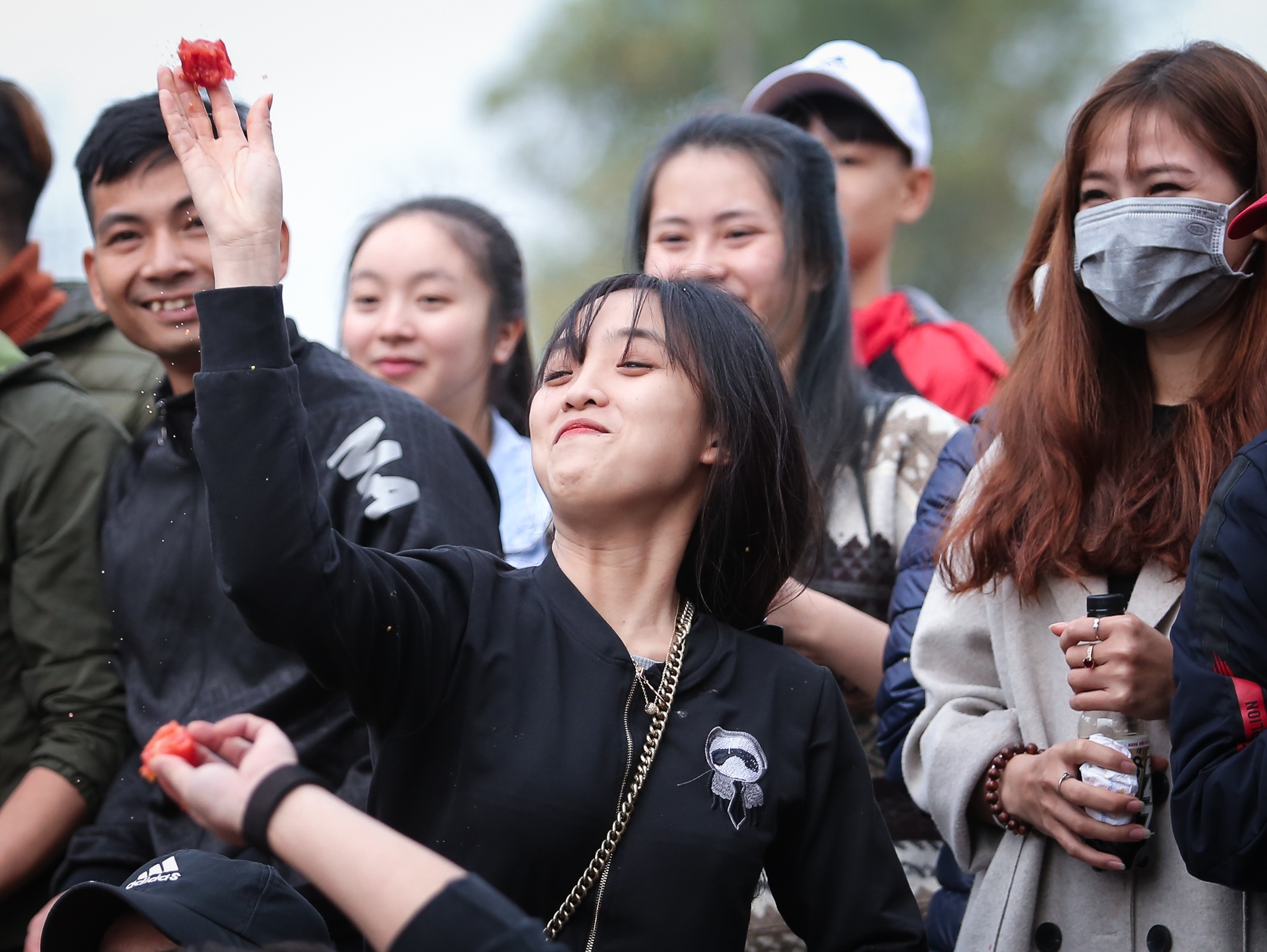 nem ca chua cau may anh 8