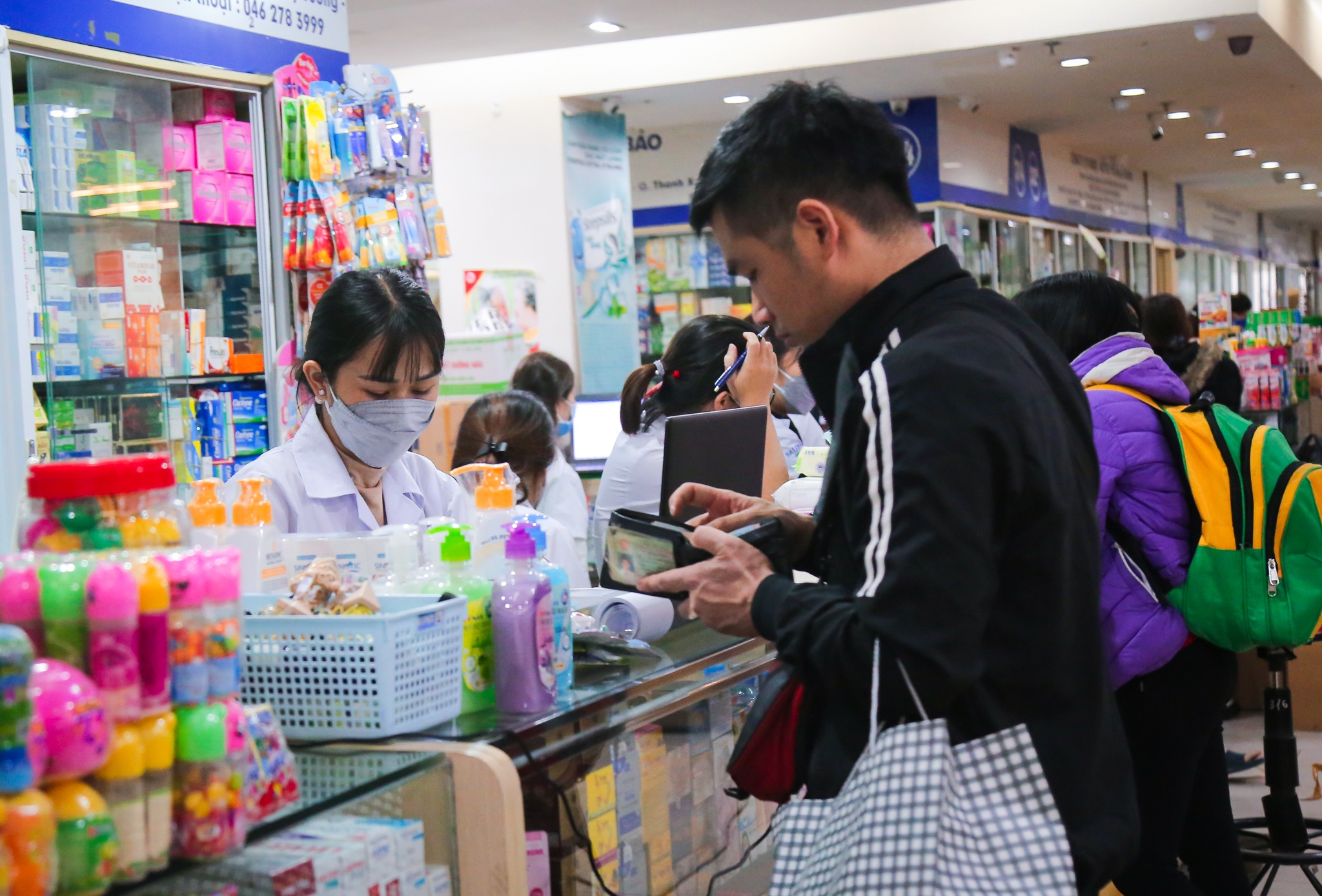 nguoi Ha Noi mua khau trang phong benh anh 10