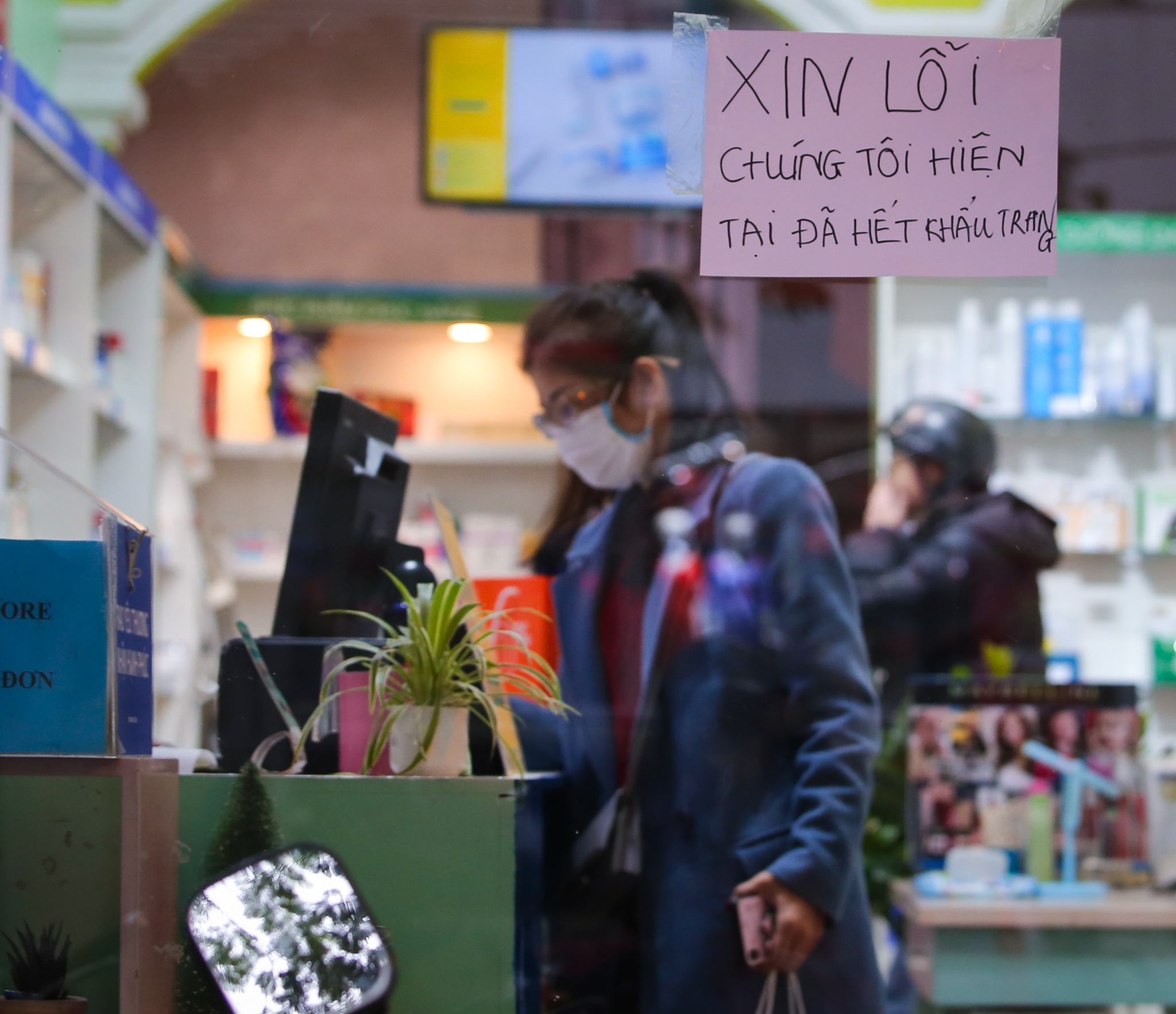 nguoi Ha Noi mua khau trang phong benh anh 3
