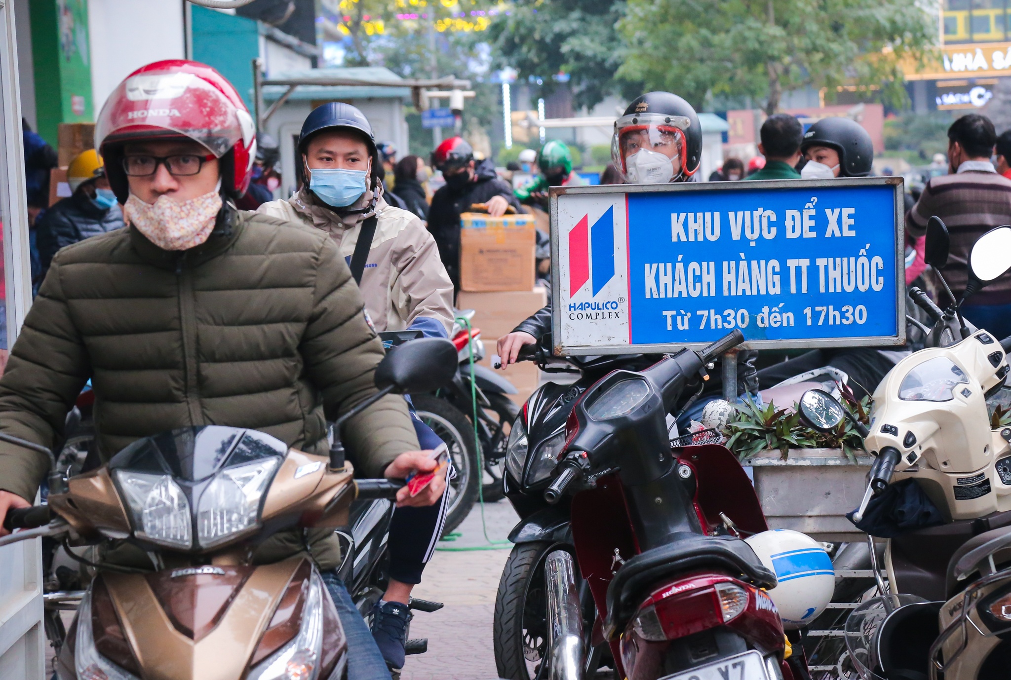 nguoi Ha Noi mua khau trang phong benh anh 6