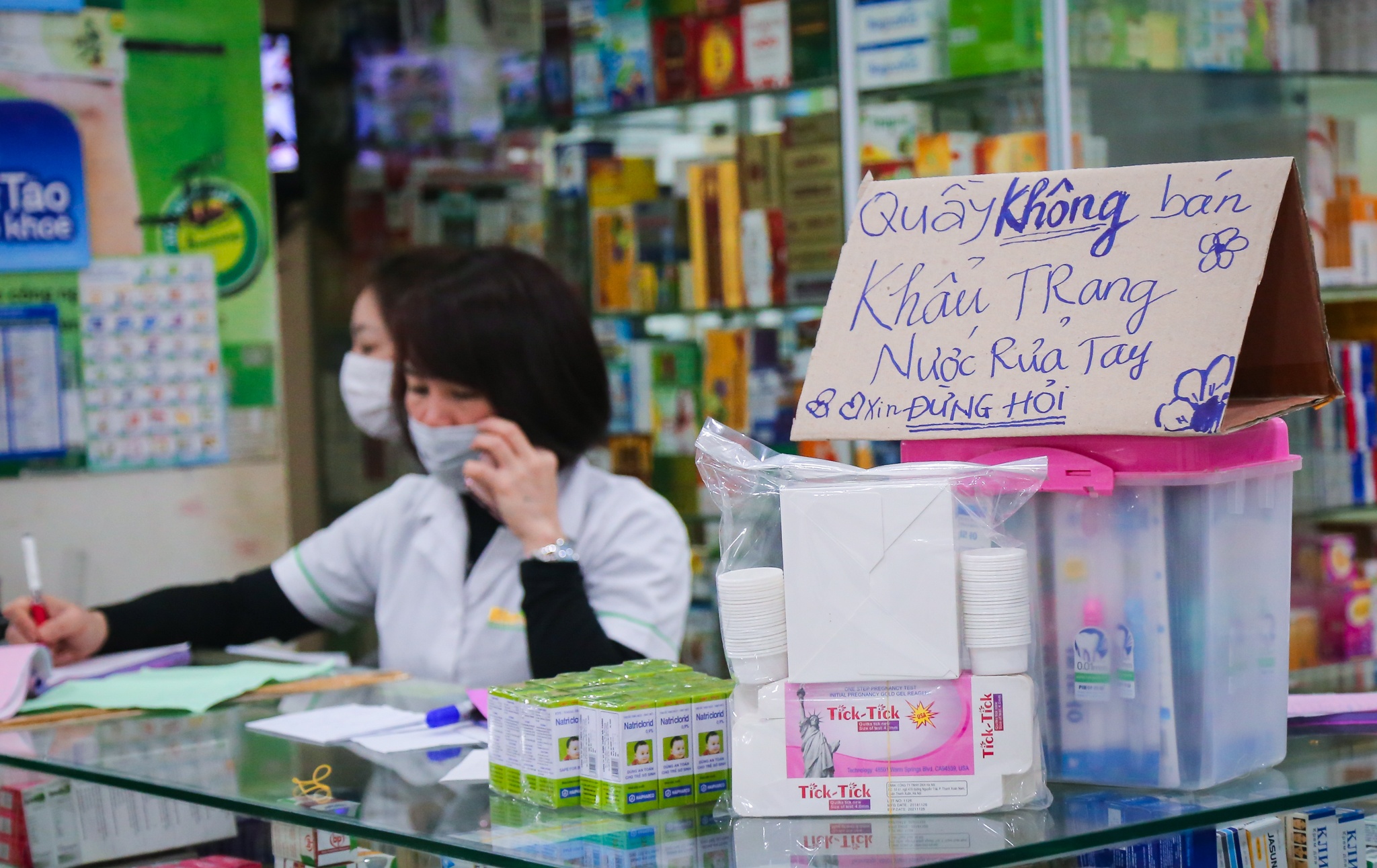 nguoi Ha Noi mua khau trang phong benh anh 8