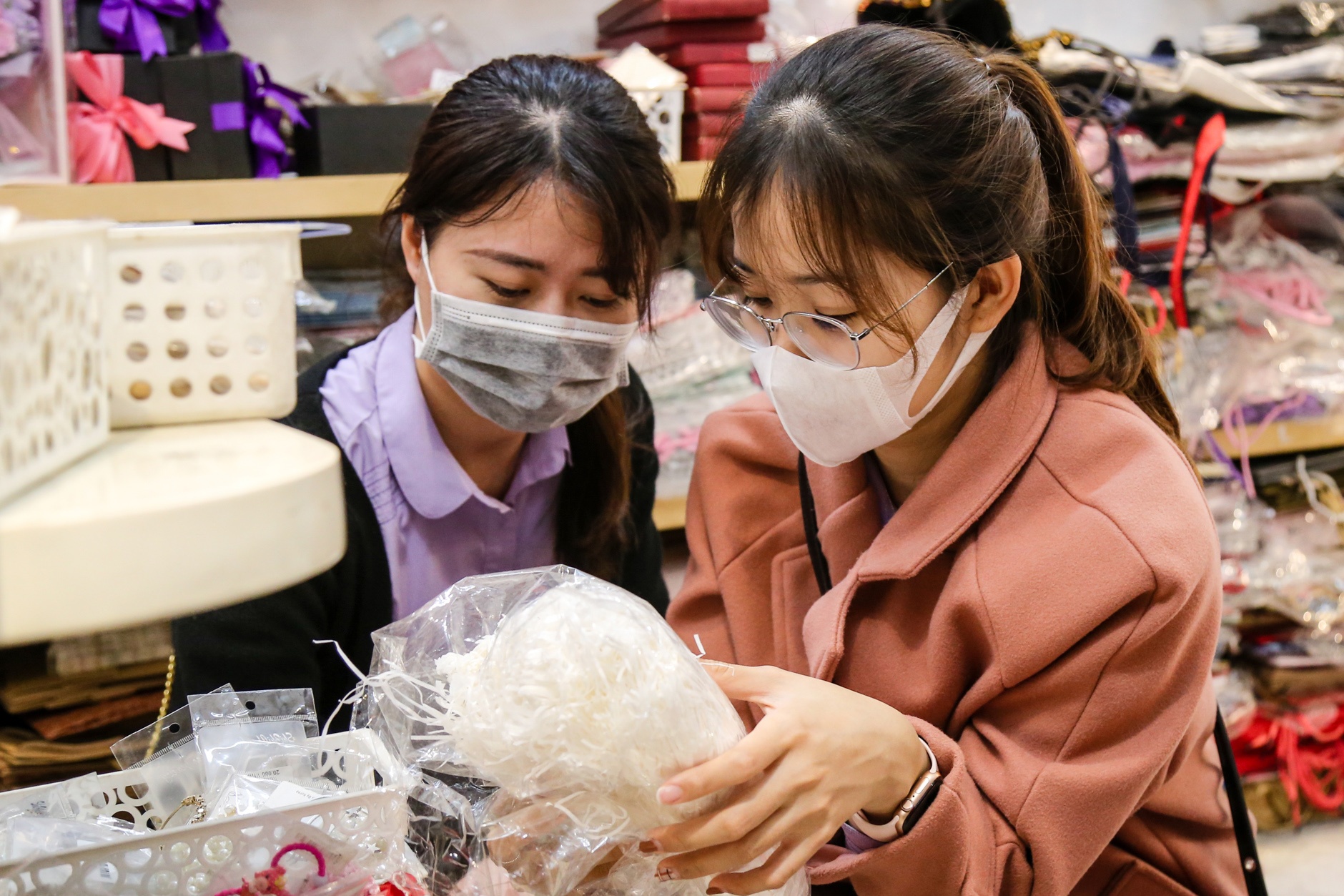 Sinh vien nghi hoc, qua Valentine phu nylon cho khach trong mua hinh anh