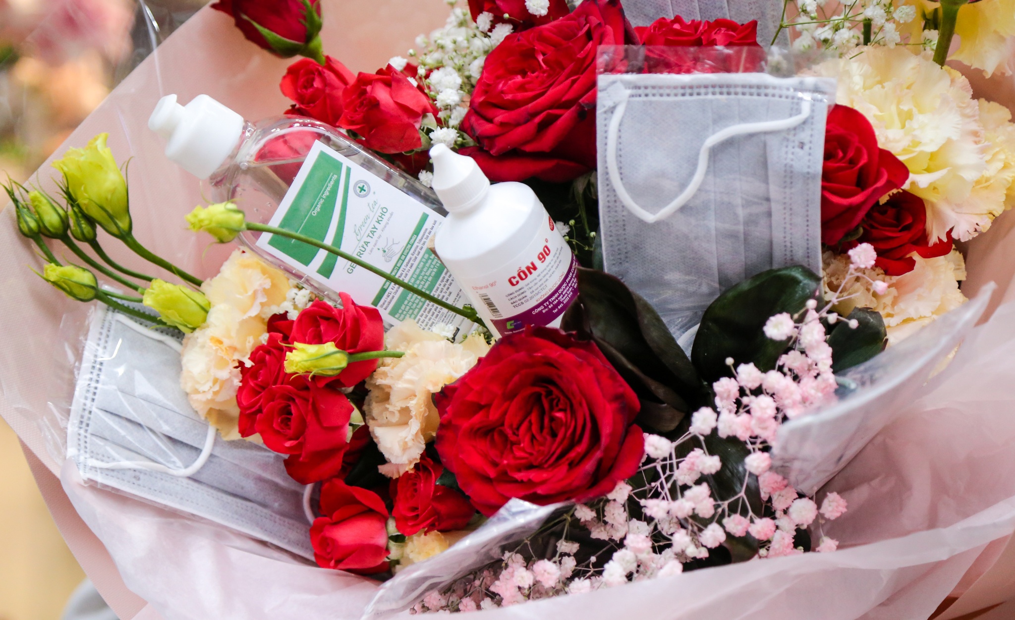 Bo hoa lam tu khau trang, nuoc rua tay hon 500.000 dong mua Valentine hinh anh
