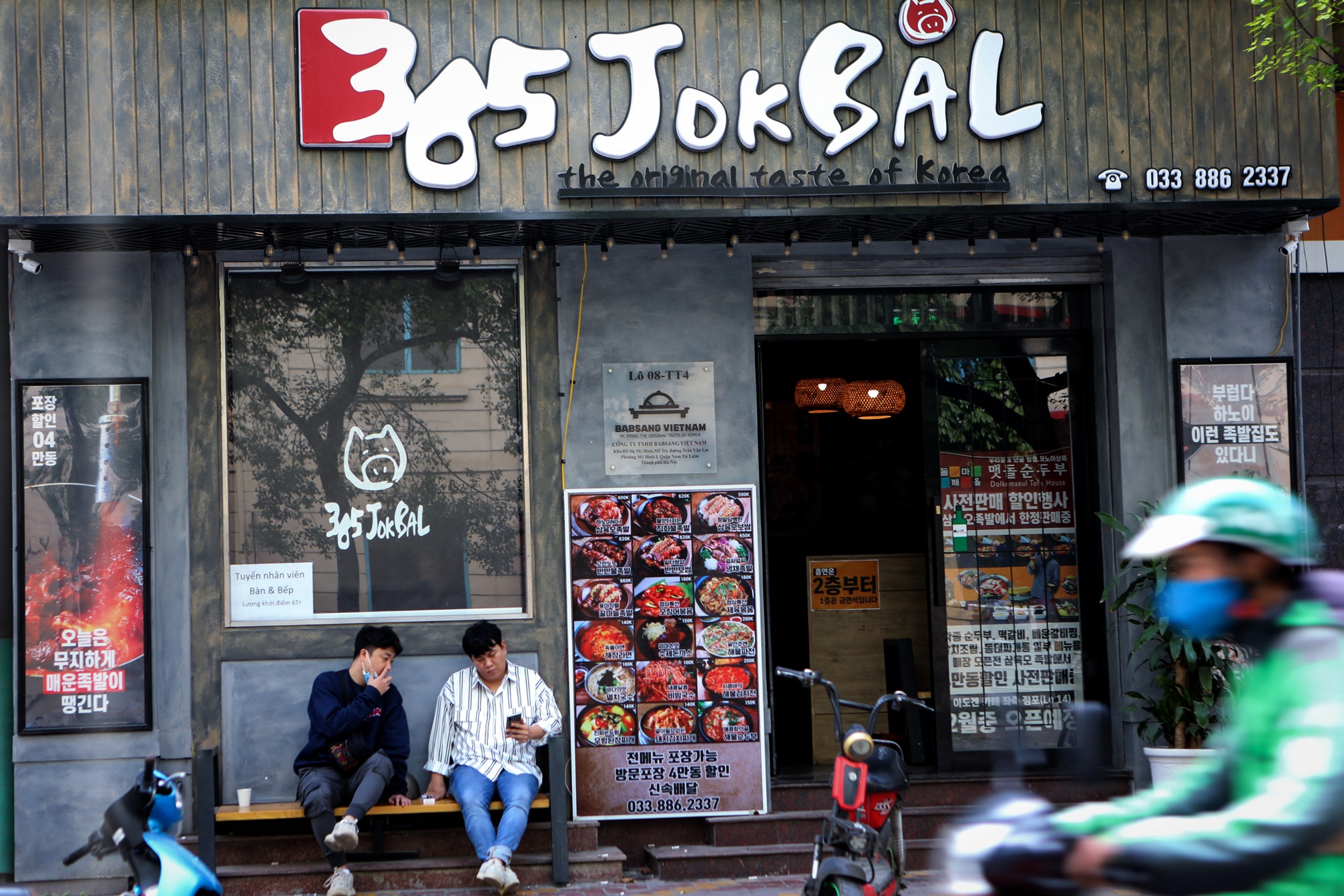 Nguoi Han Quoc han che ra duong, hang quan vang khach vi dich Covid-19 hinh anh