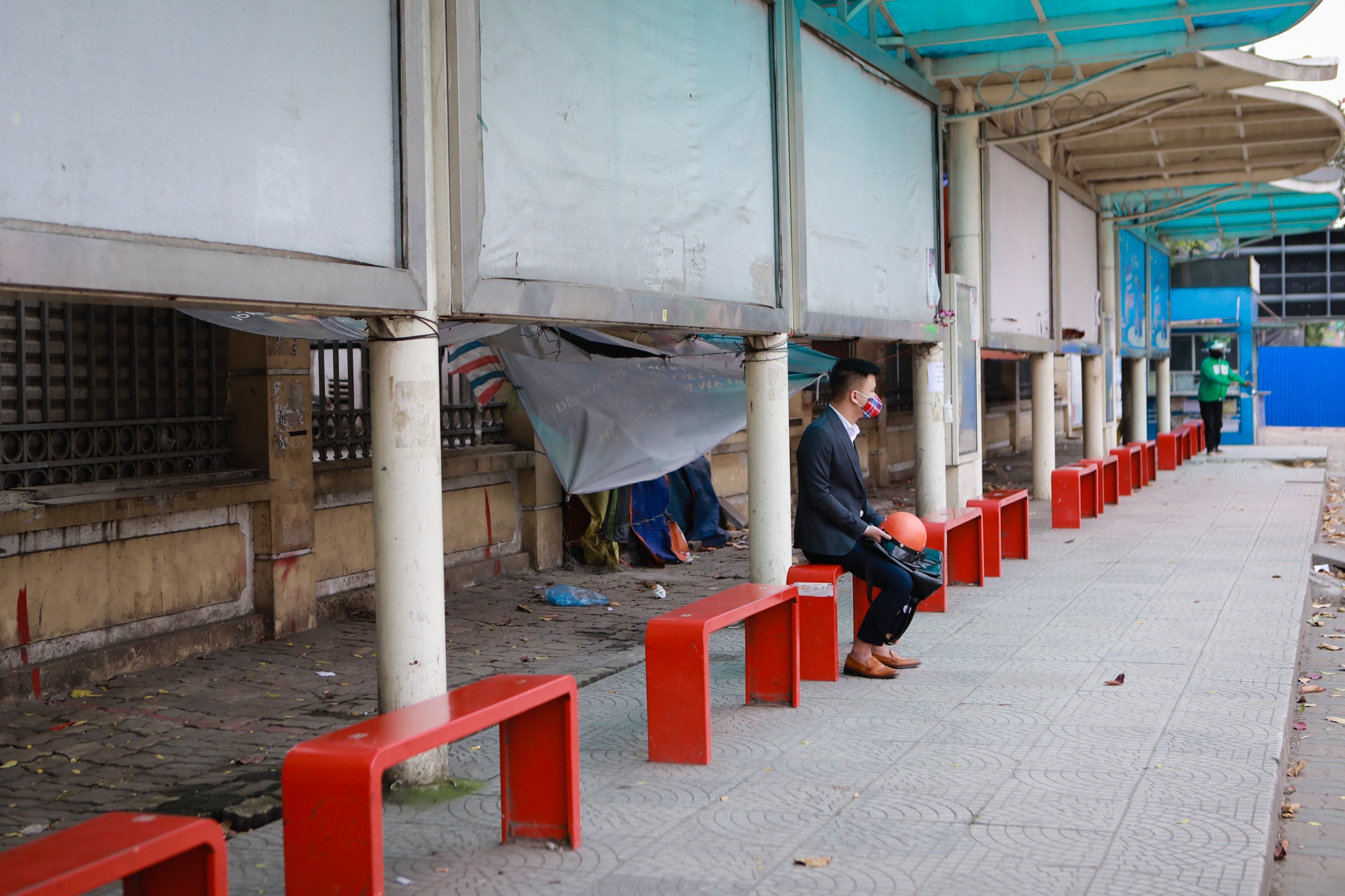 Xe bus duoc lau con moi lan ve ben anh 1