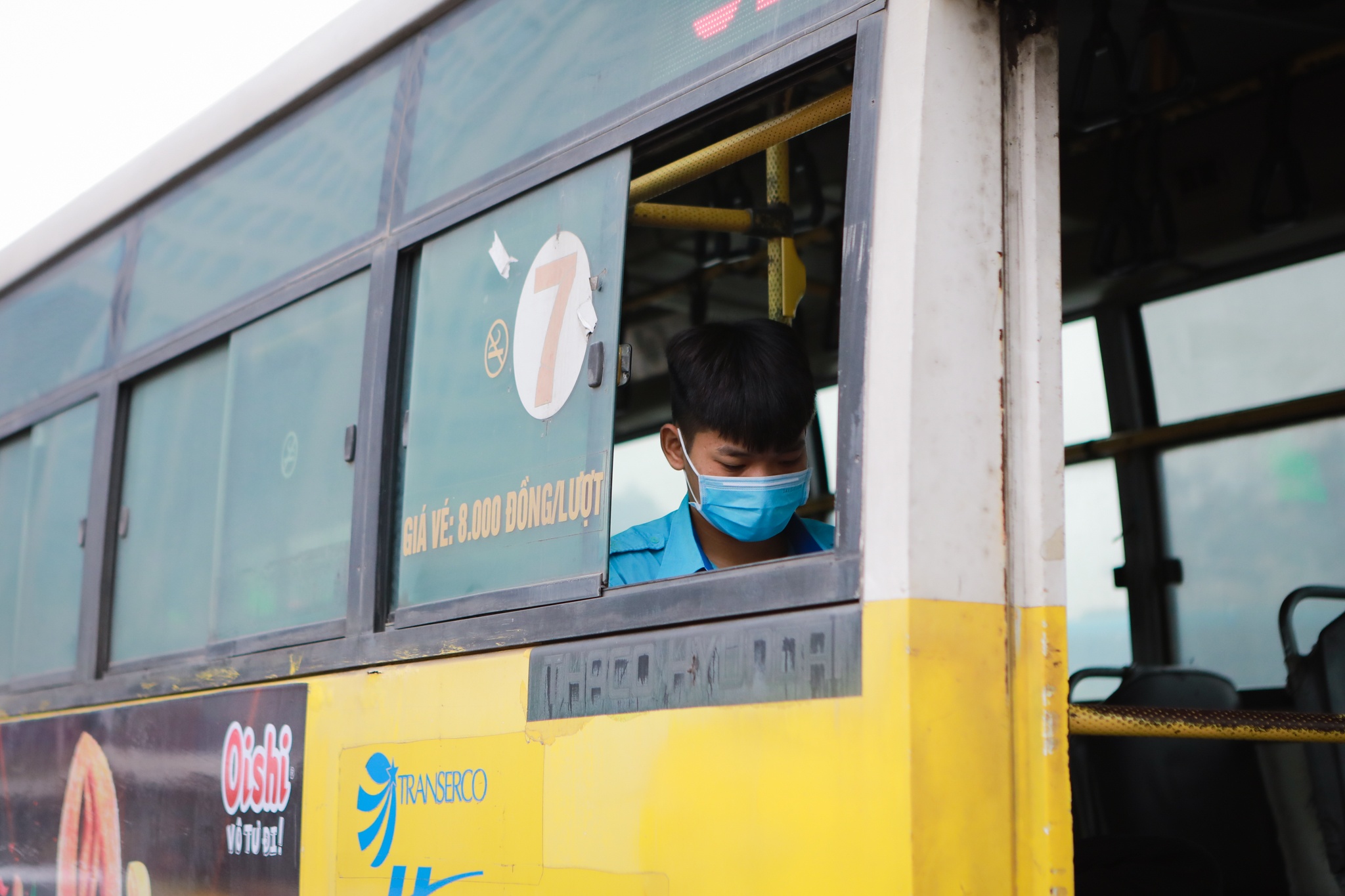 Xe bus duoc lau con moi lan ve ben anh 8