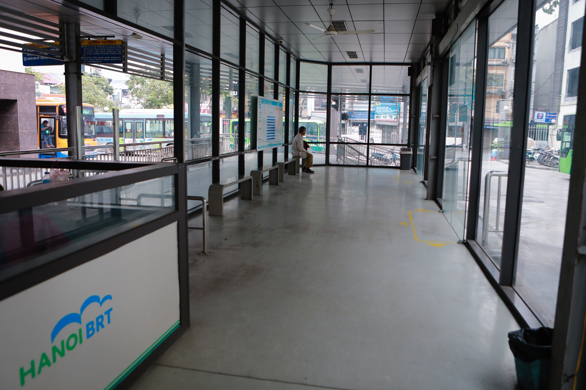 Xe bus duoc lau con moi lan ve ben anh 3