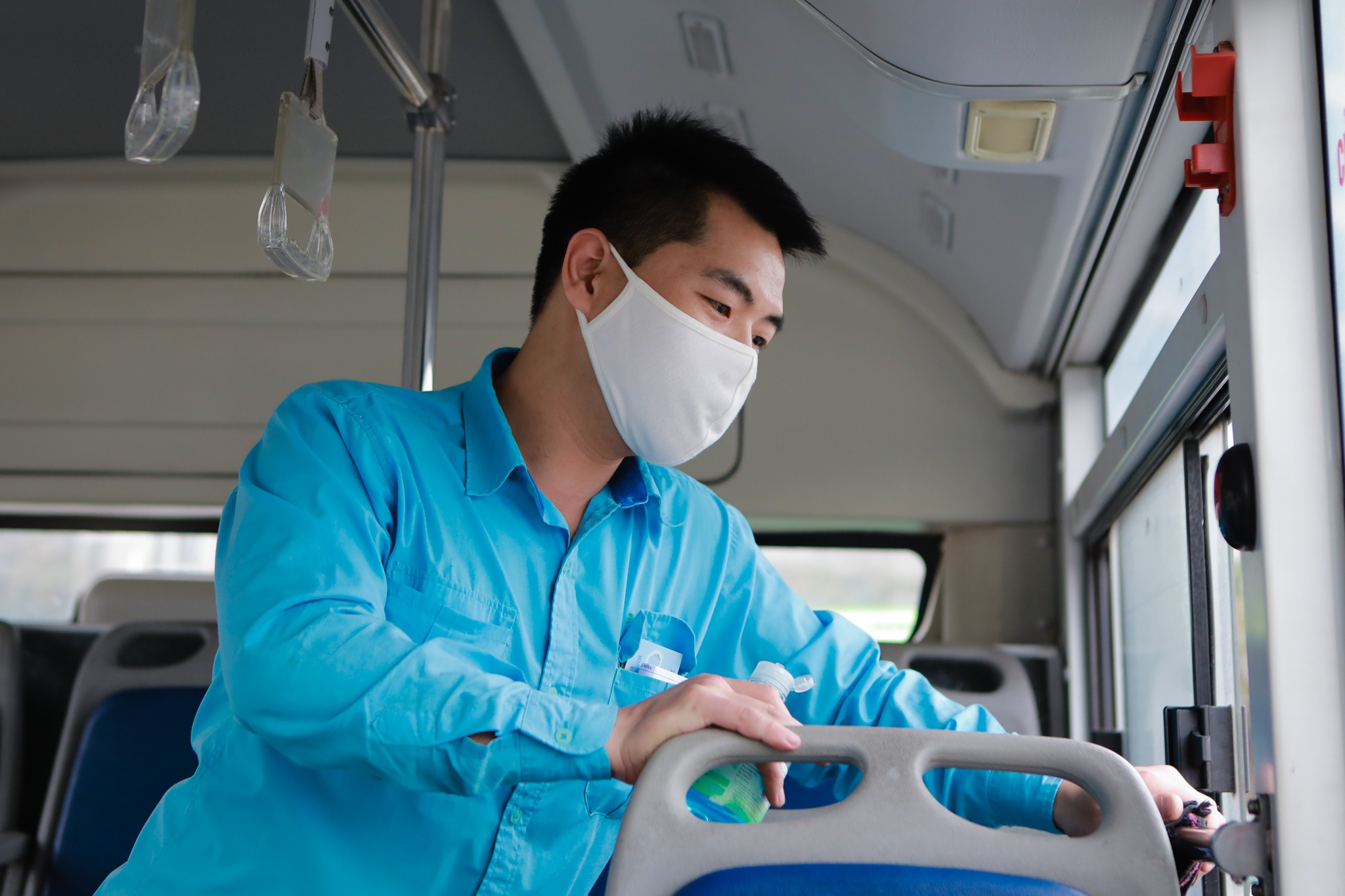 Xe buyt Ha Noi lien tuc duoc ve sinh, khu trung hinh anh