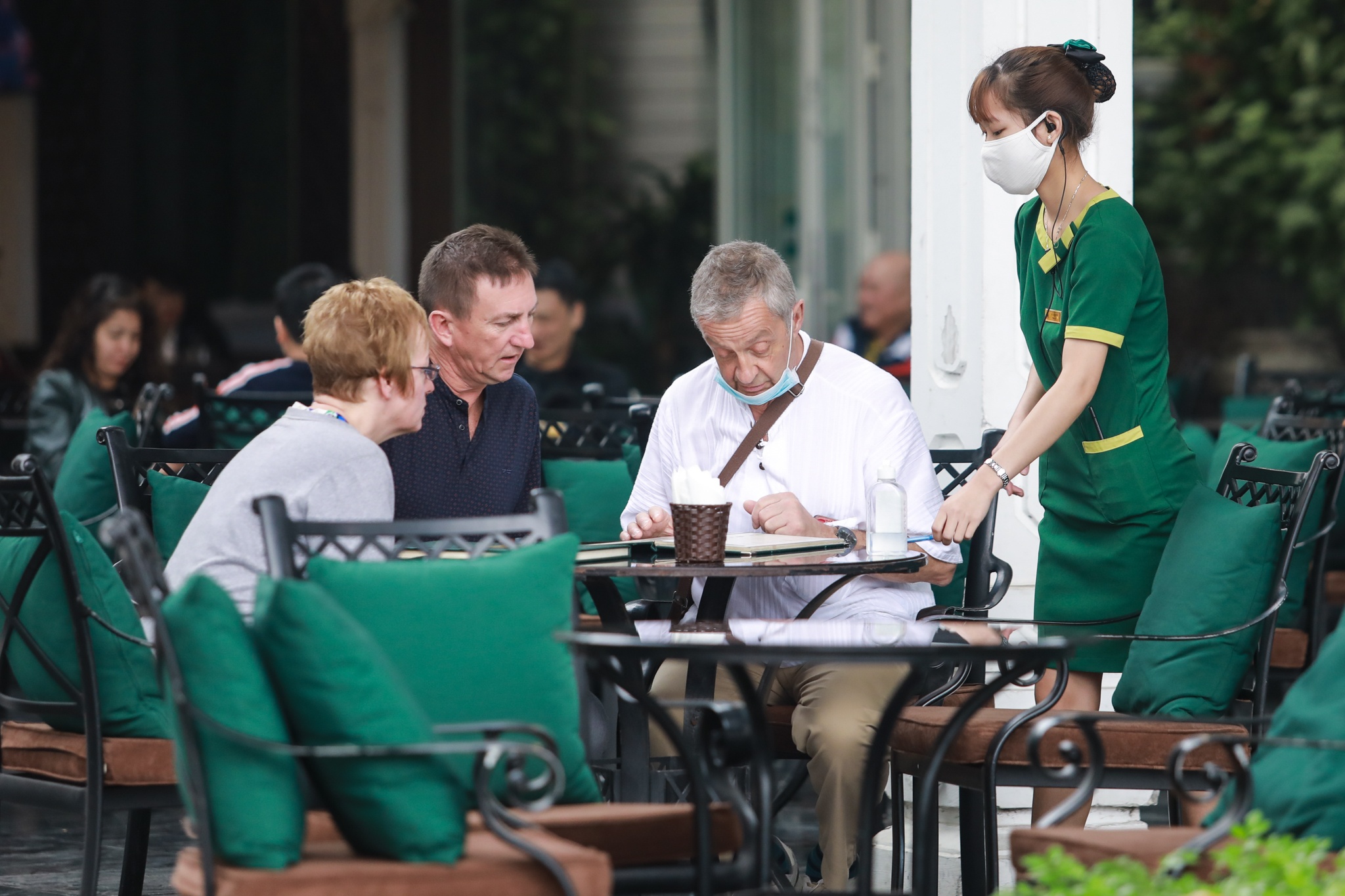 Du khach nuoc ngoai san sang deo khau trang khi duoc yeu cau anh 11