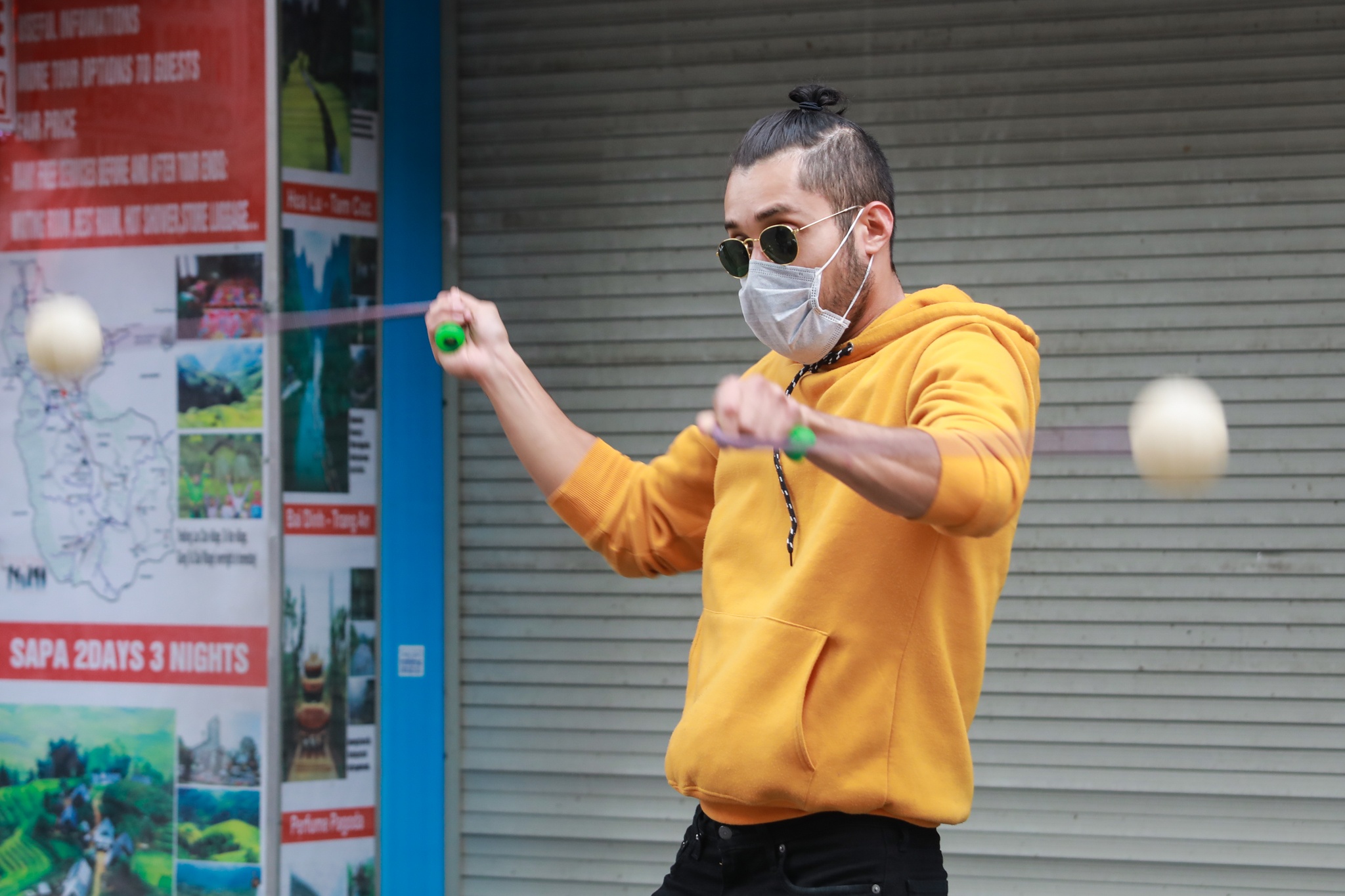 Du khach nuoc ngoai san sang deo khau trang khi duoc yeu cau anh 12