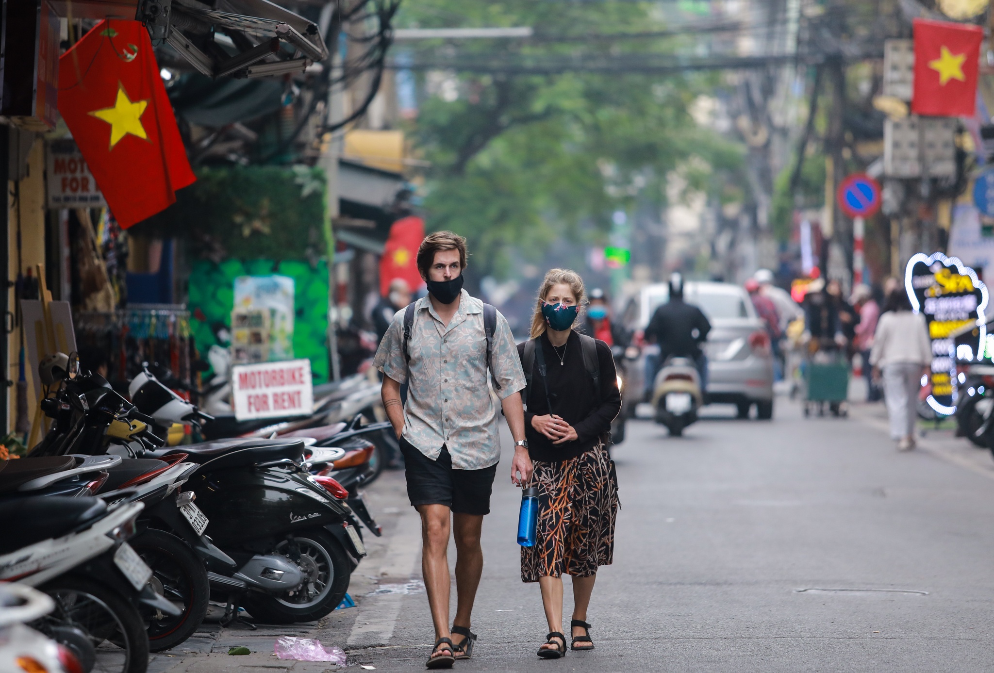 Du khach nuoc ngoai san sang deo khau trang khi duoc yeu cau anh 13