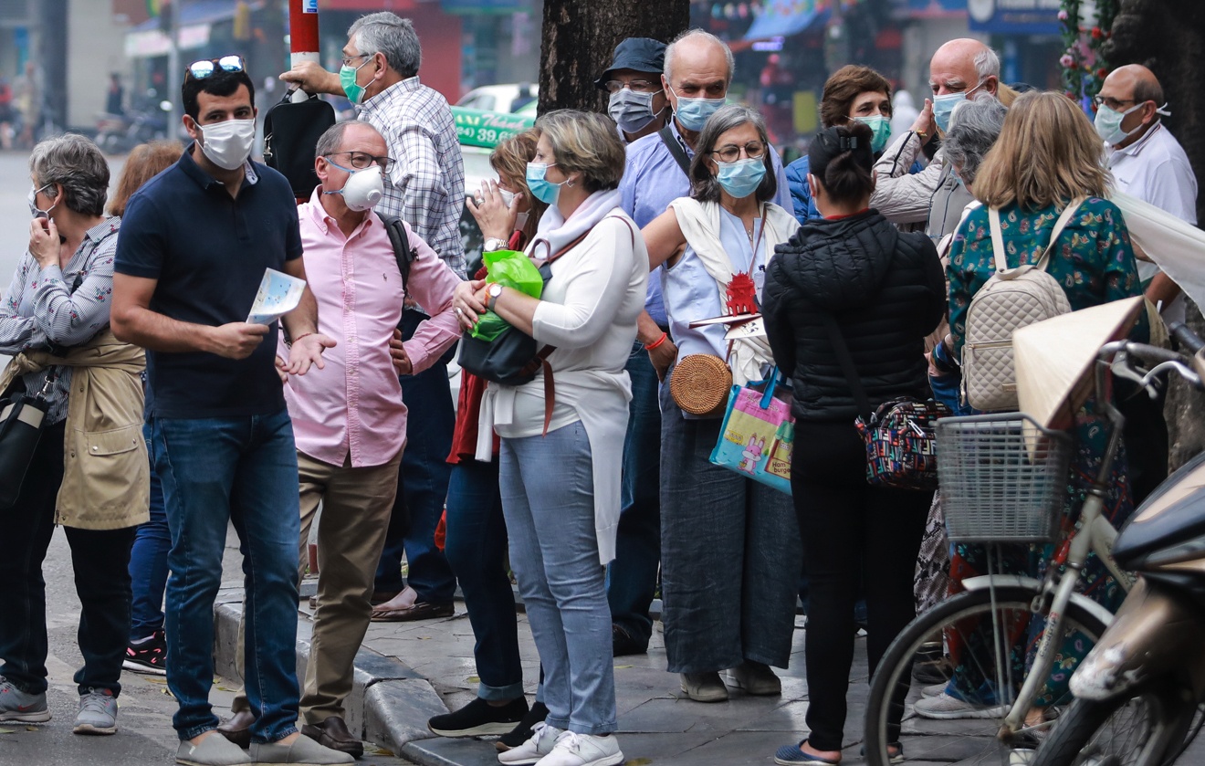 Du khach nuoc ngoai san sang deo khau trang khi duoc yeu cau anh 1