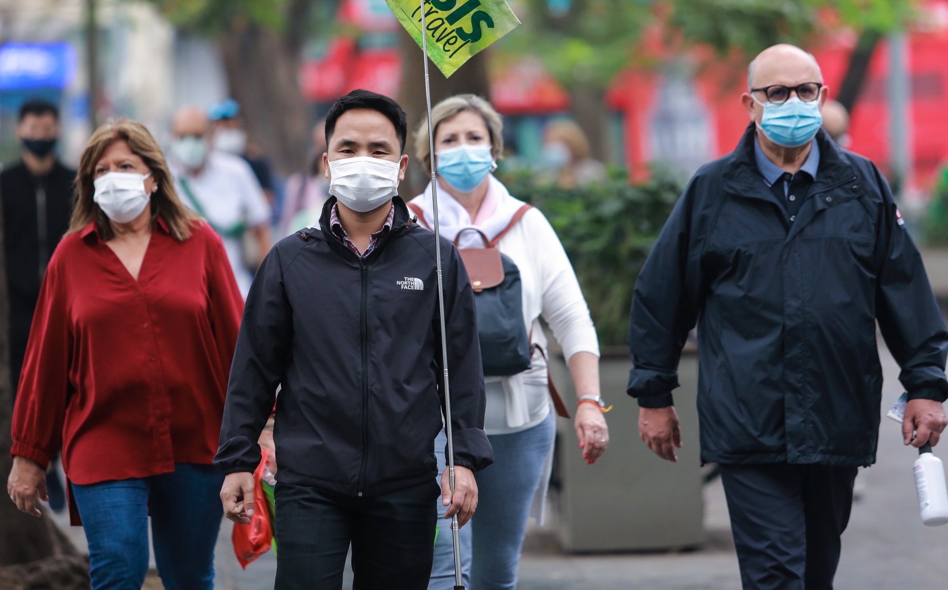 Du khach nuoc ngoai san sang deo khau trang khi duoc yeu cau anh 7