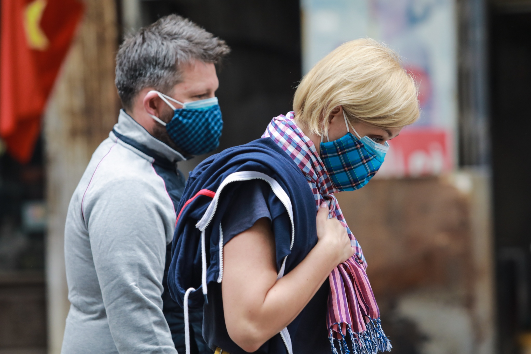 Du khach nuoc ngoai san sang deo khau trang khi duoc yeu cau anh 6