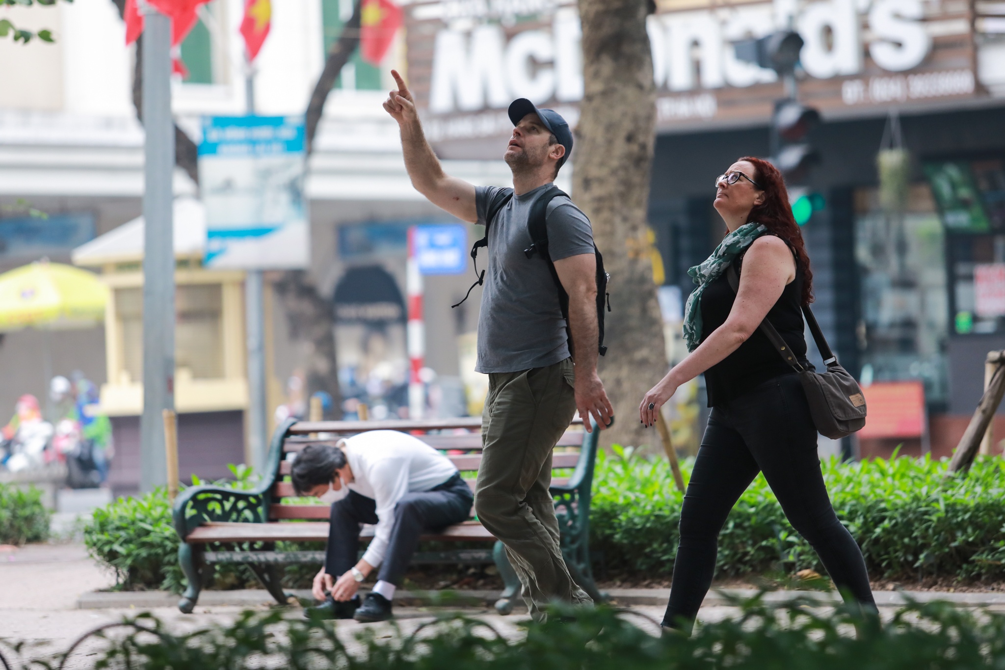 Du khach nuoc ngoai san sang deo khau trang khi duoc yeu cau anh 5