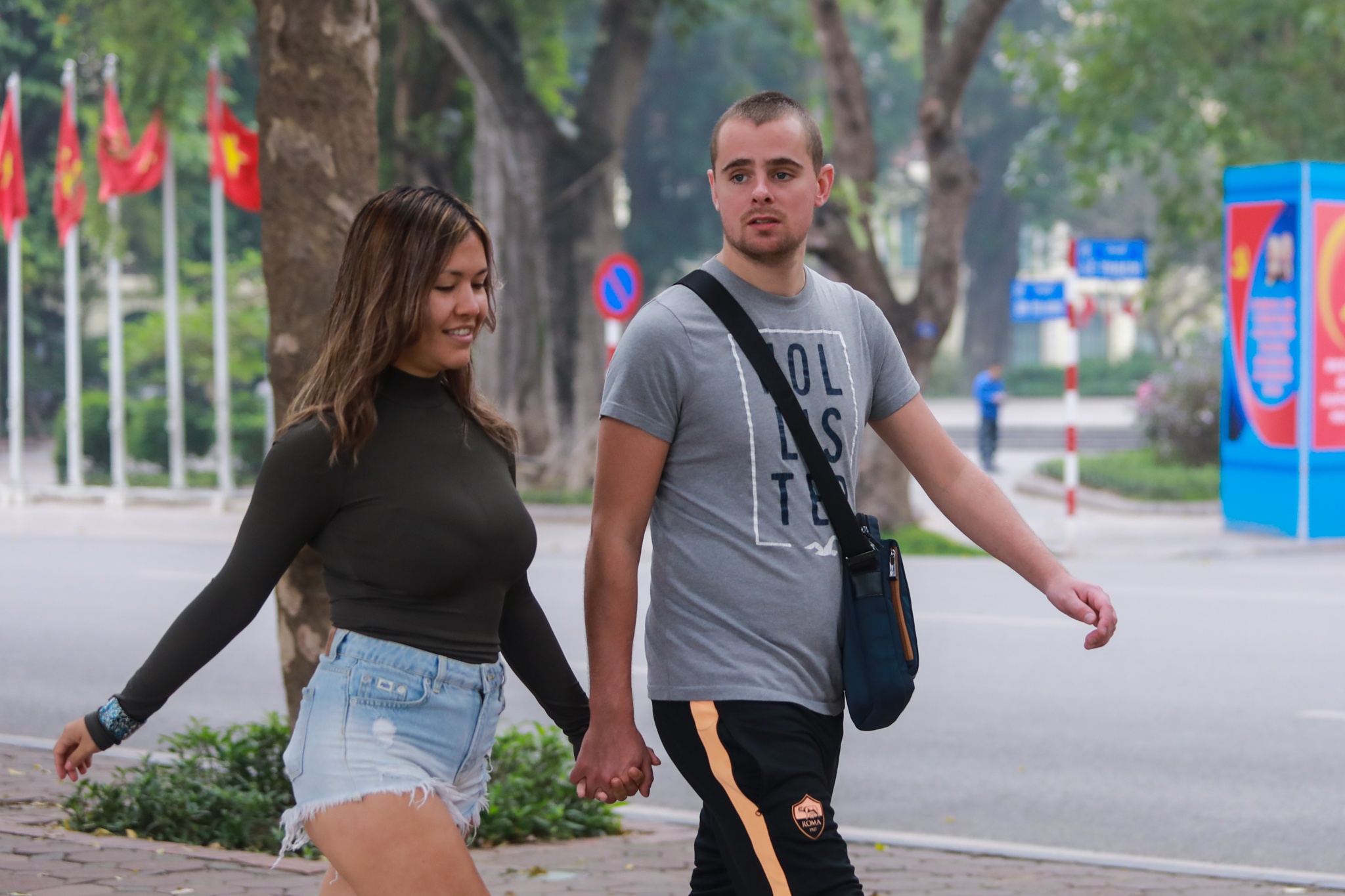 Du khach nuoc ngoai san sang deo khau trang khi duoc yeu cau anh 3