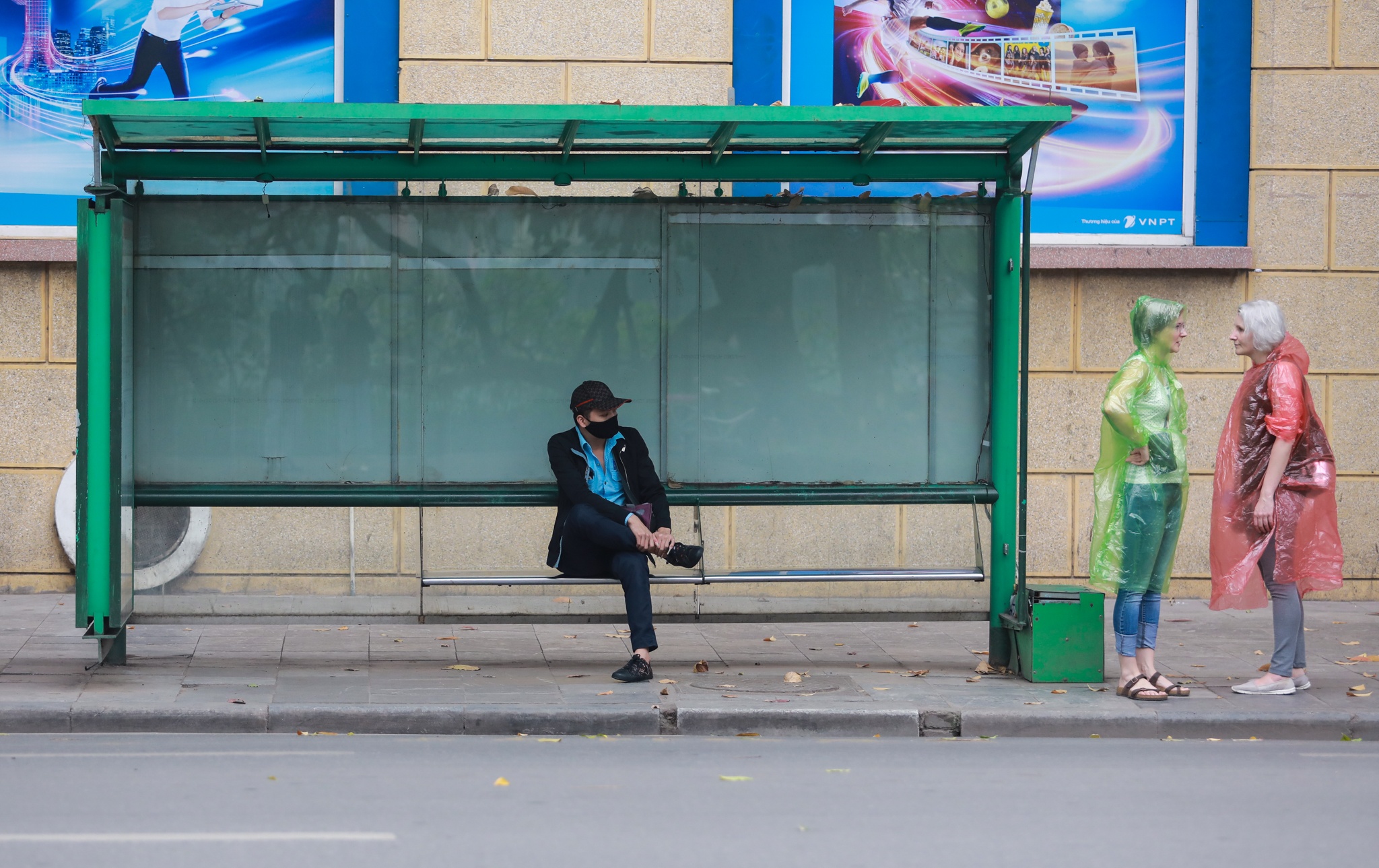 Du khach nuoc ngoai san sang deo khau trang khi duoc yeu cau anh 9