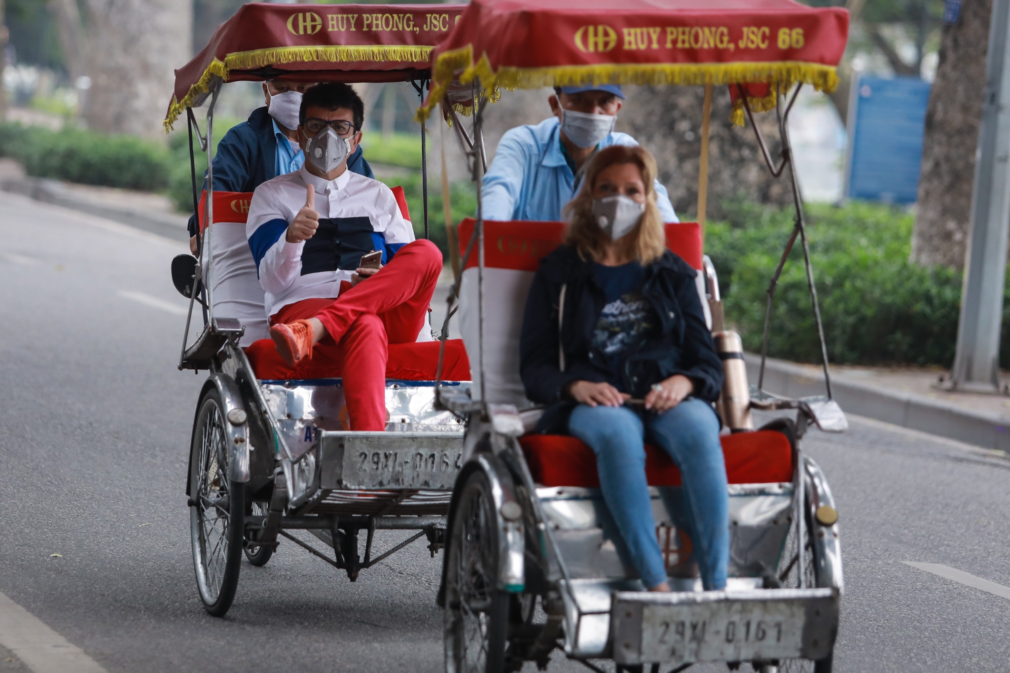 Du khach nuoc ngoai san sang deo khau trang khi duoc yeu cau anh 2