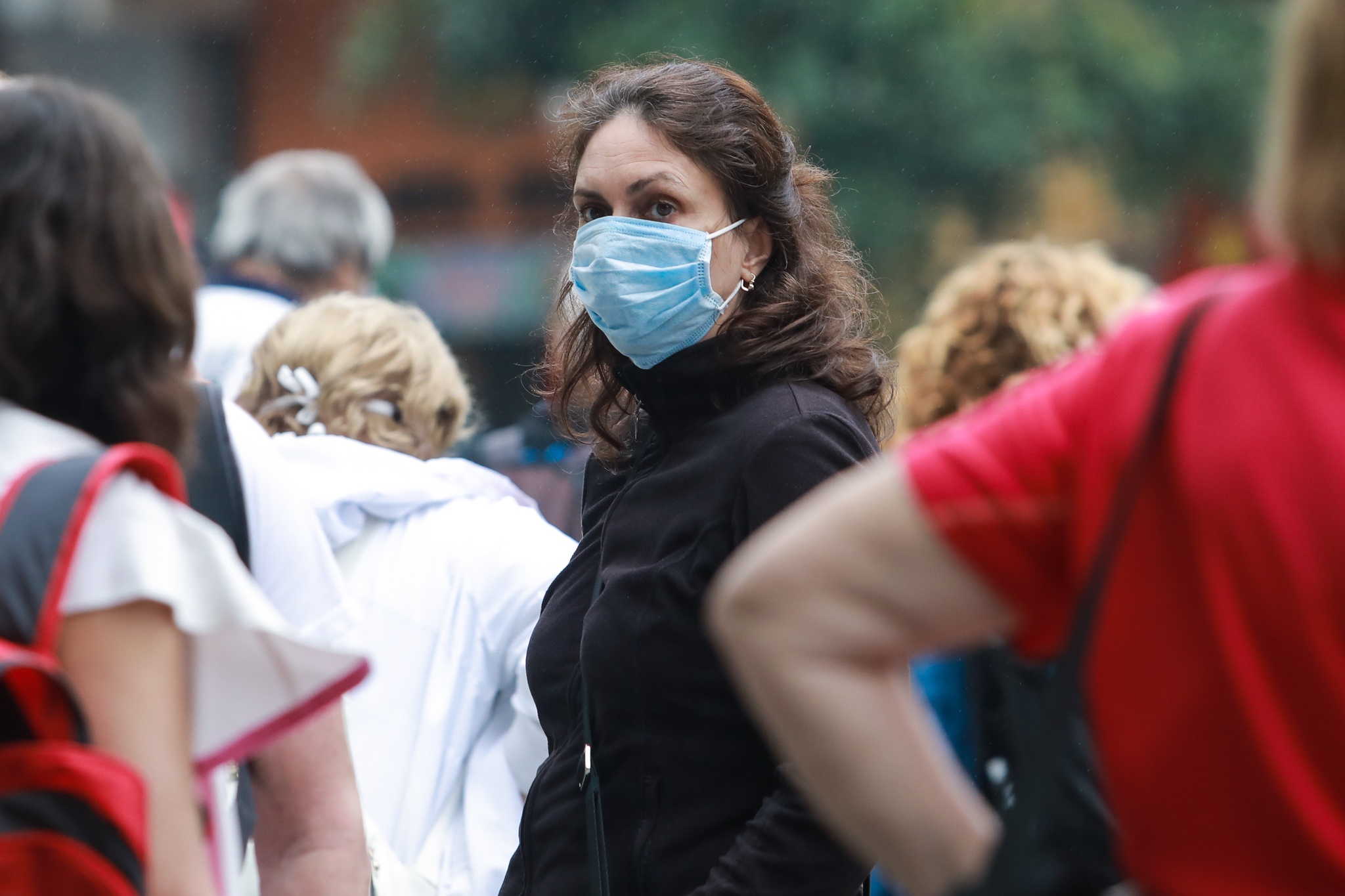 Du khach nuoc ngoai san sang deo khau trang khi duoc yeu cau anh 8