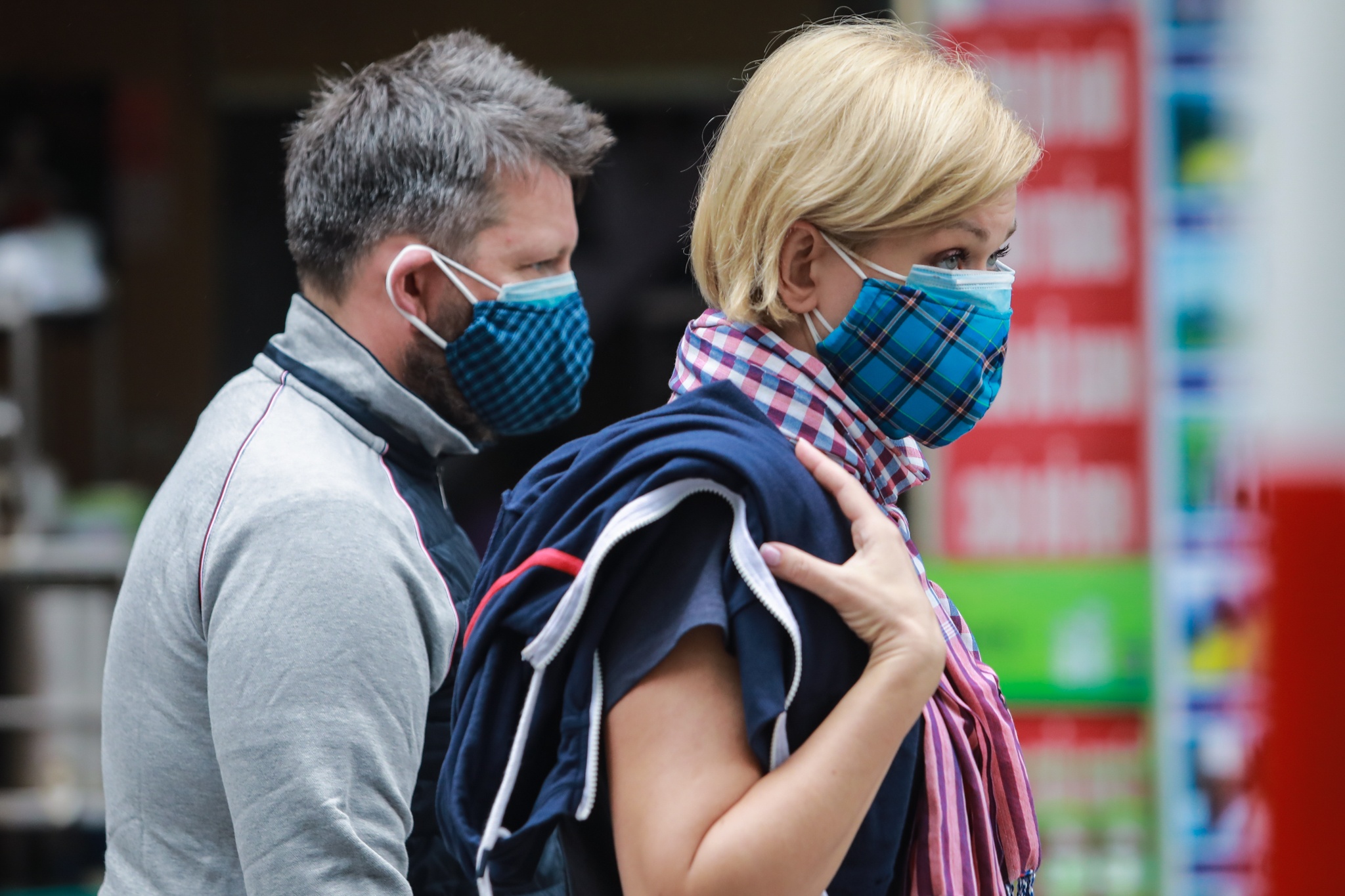 Khach nuoc ngoai ung ho viec deo khau trang noi cong cong hinh anh