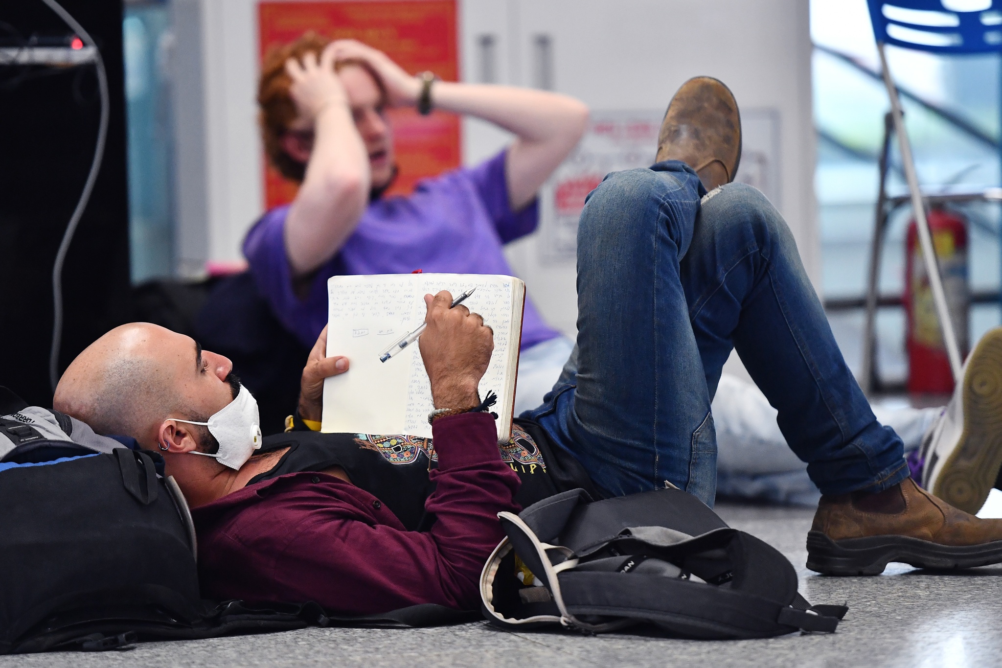 Khach chau Au bay vong qua Bangkok de ve nuoc hinh anh