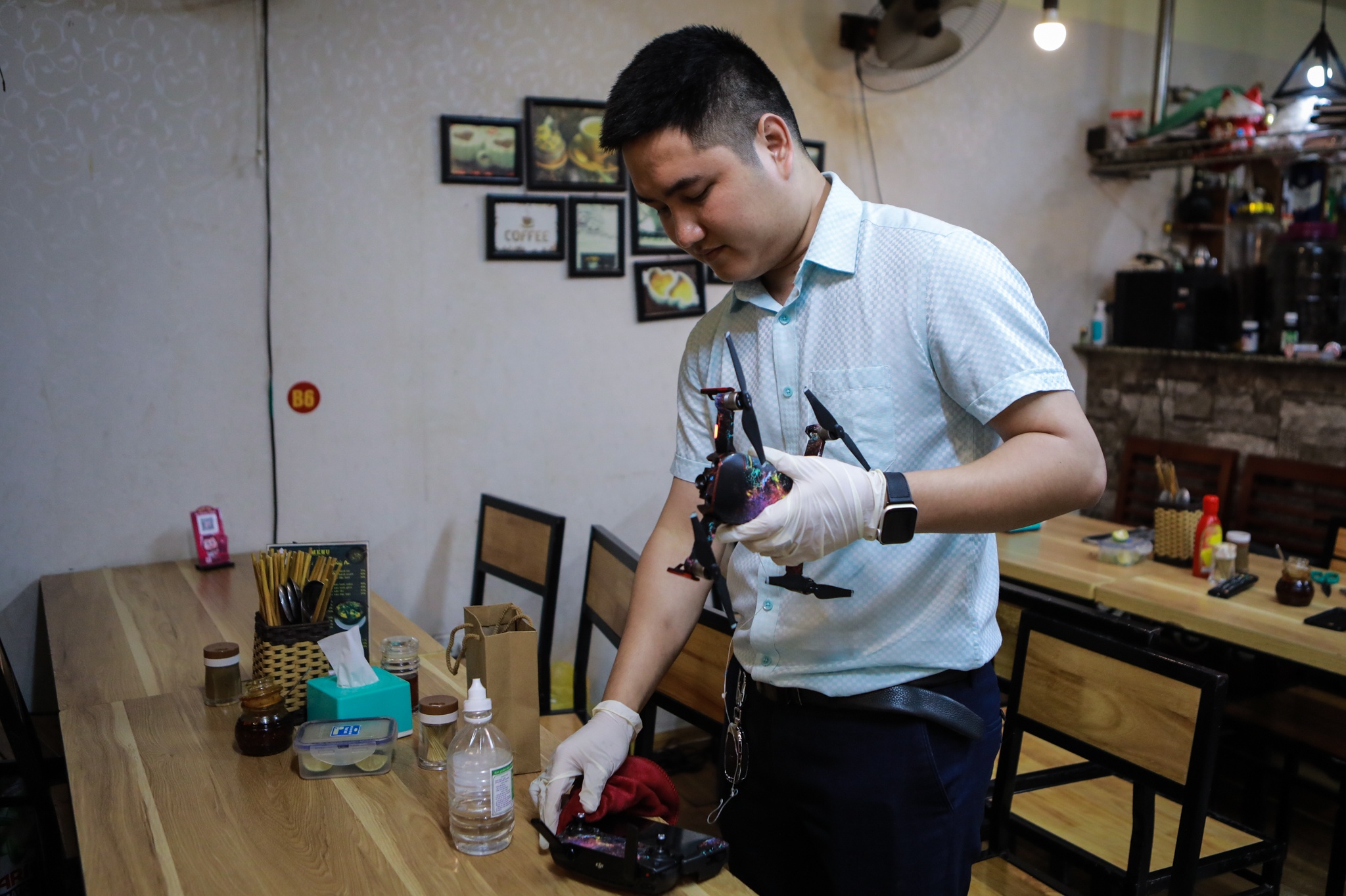 Cua hang giao banh mi bang thiet bi bay khong nguoi lai mua dich anh 9