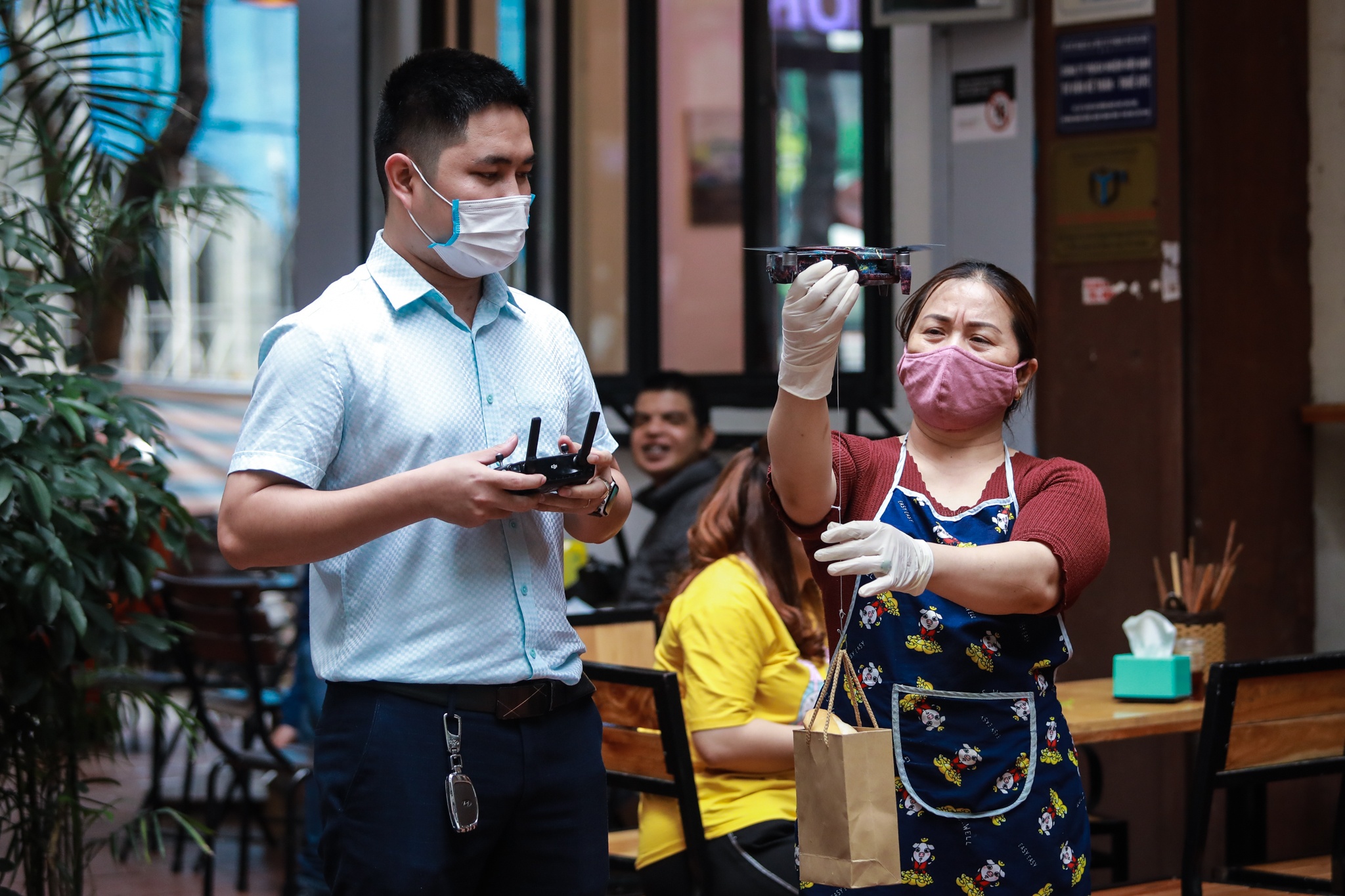 Cua hang giao banh mi bang thiet bi bay khong nguoi lai mua dich anh 1
