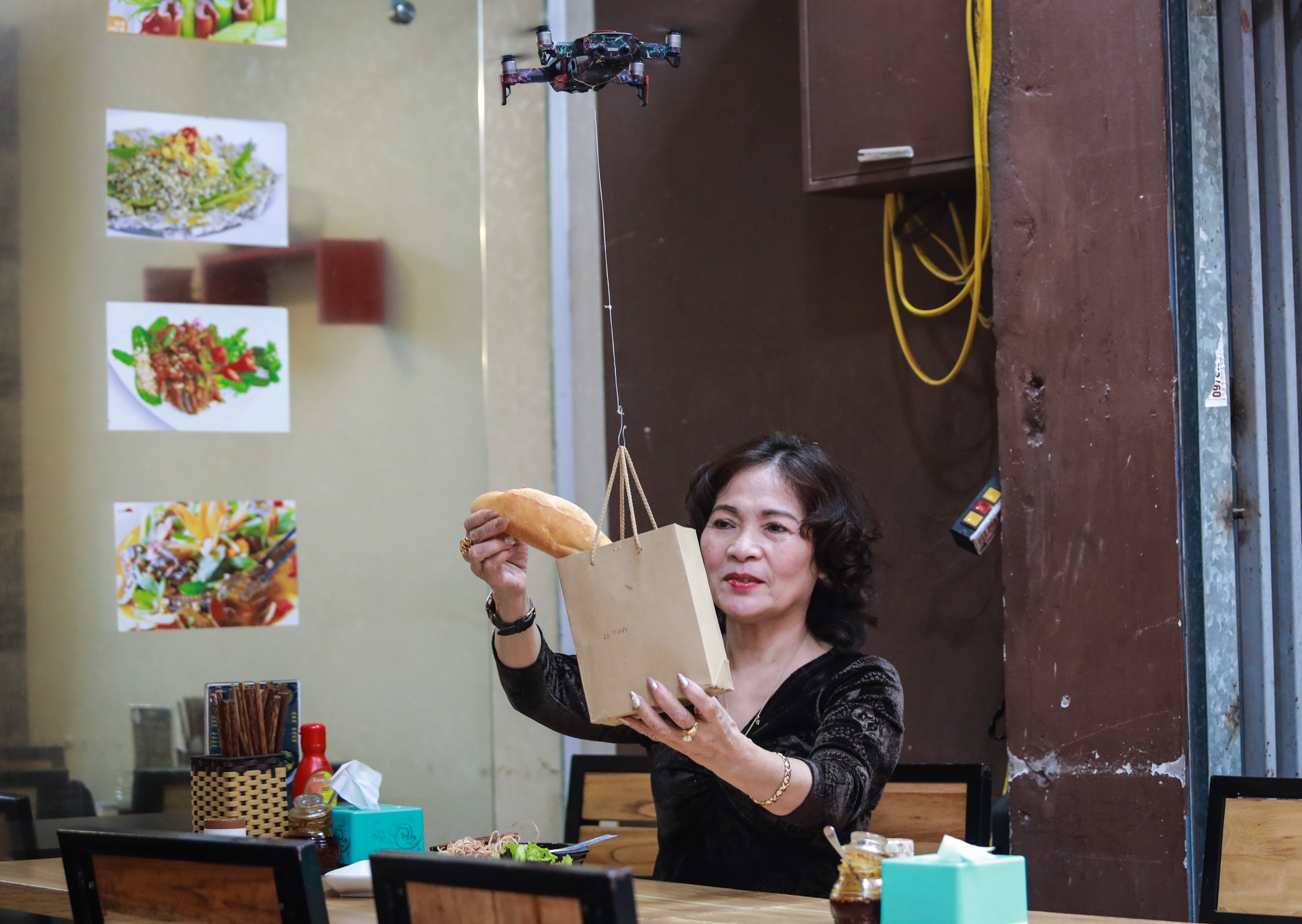 Cua hang giao banh mi bang thiet bi bay khong nguoi lai mua dich anh 6