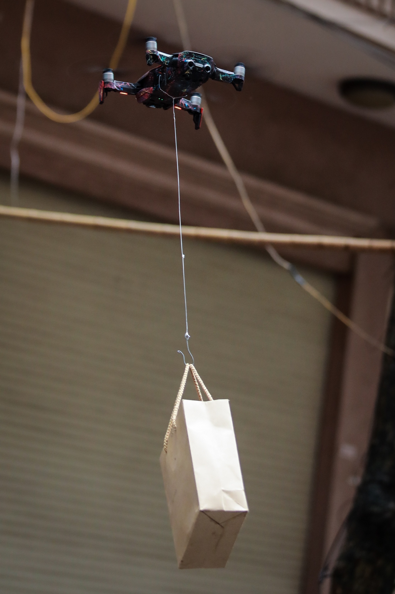 Cua hang giao banh mi bang thiet bi bay khong nguoi lai mua dich anh 5