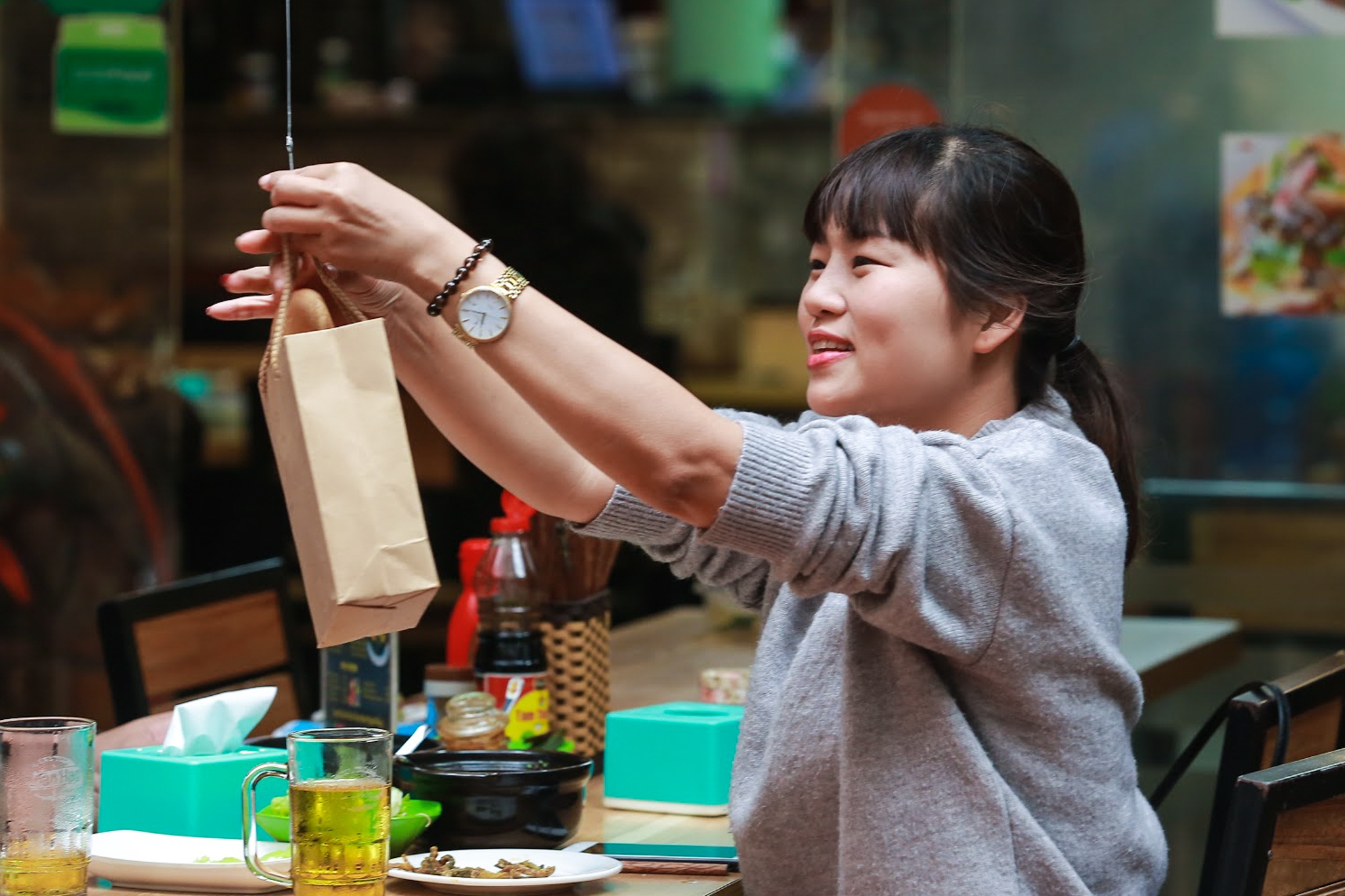 Cua hang giao banh mi bang thiet bi bay khong nguoi lai mua dich anh 7