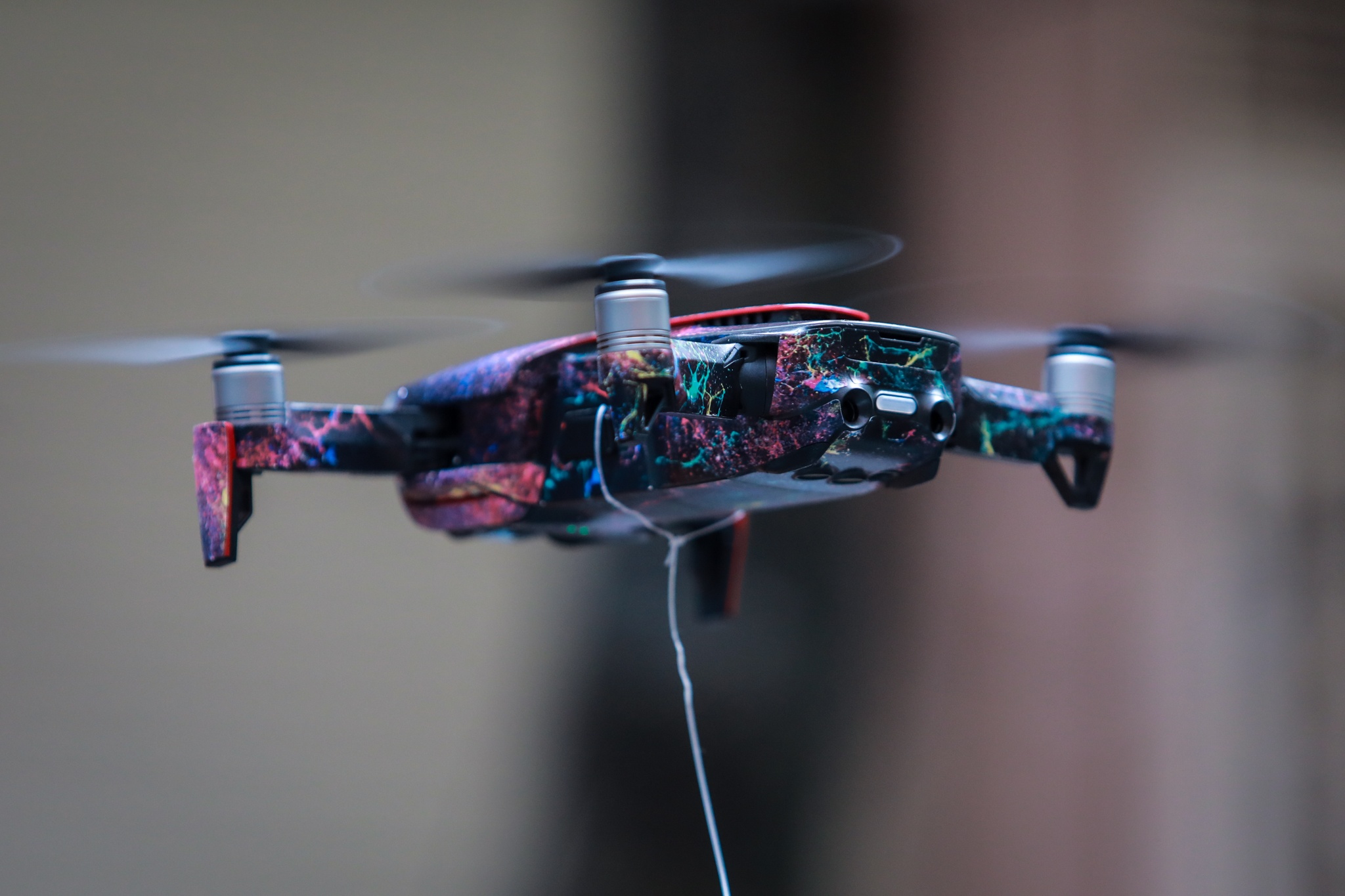 Cua hang dung drone giao banh mi de tao hung thu cho khach hinh anh