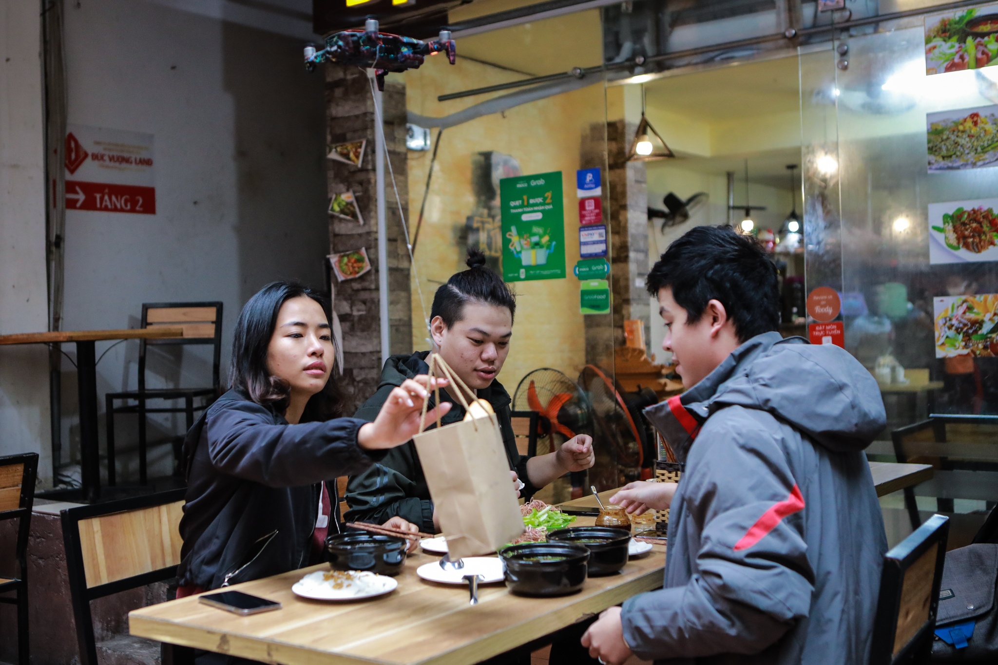 Cua hang giao banh mi bang thiet bi bay khong nguoi lai mua dich anh 8