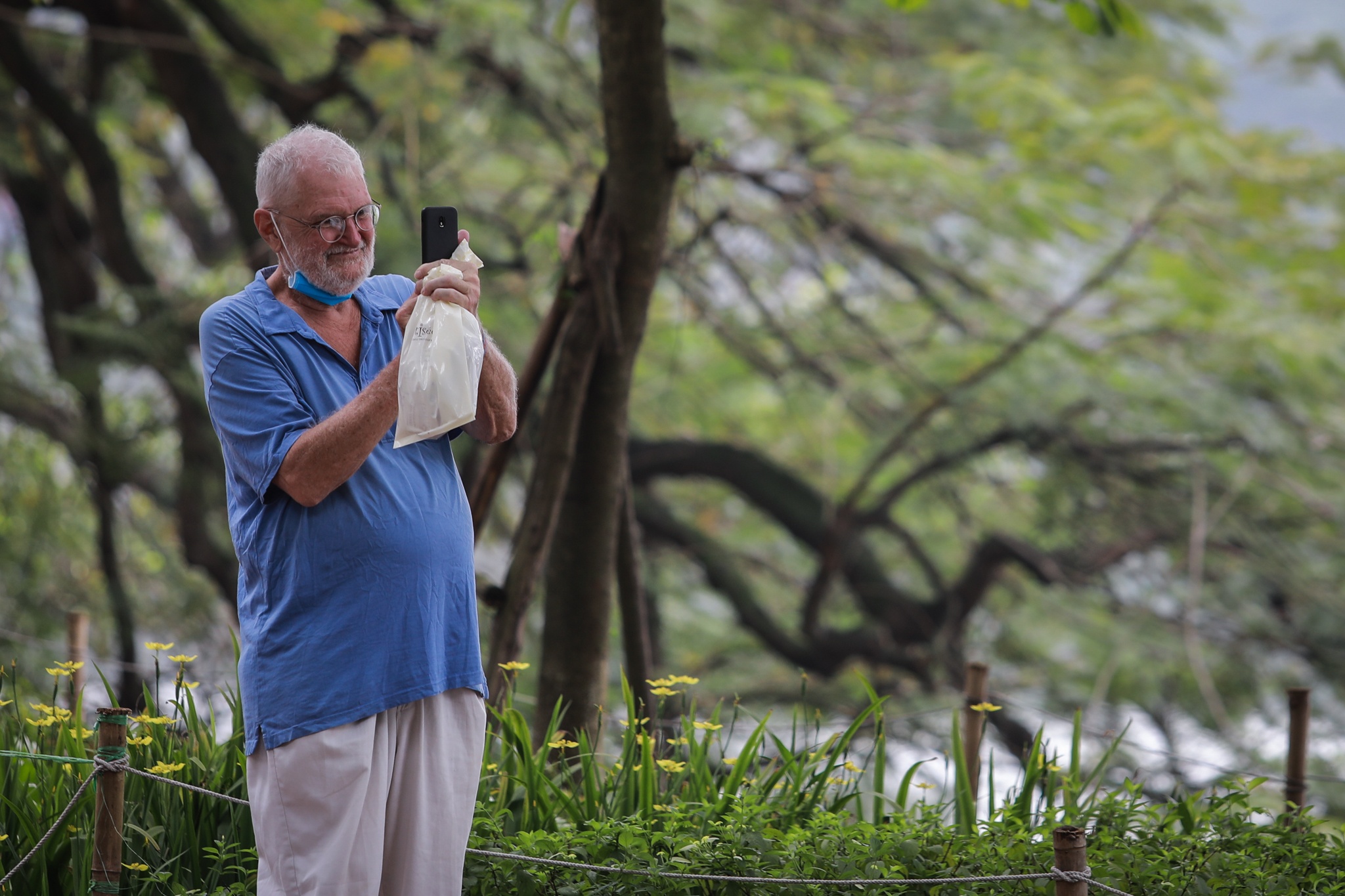 Nguoi gia lac quan truoc dich benh Covid-19 anh 6