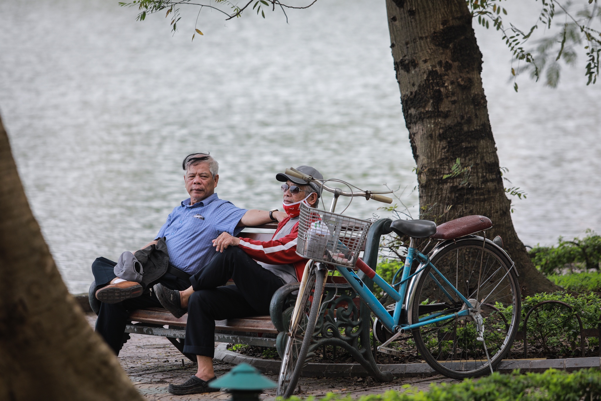 Nguoi gia lac quan truoc dich benh Covid-19 anh 1