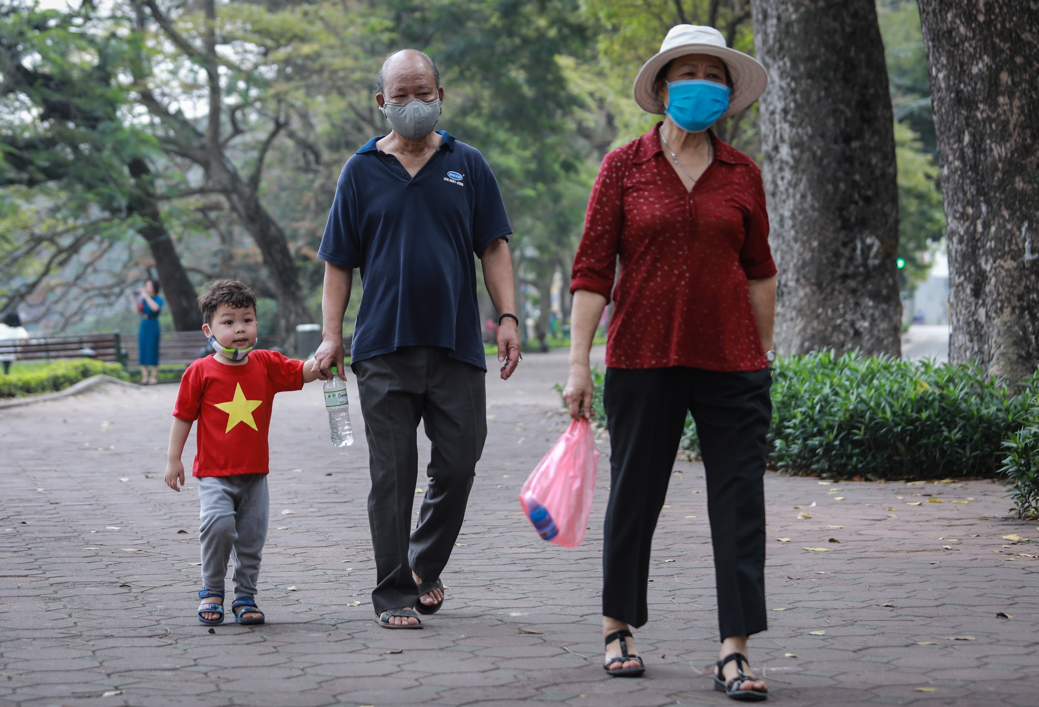 Nguoi gia lac quan truoc dich benh Covid-19 anh 3